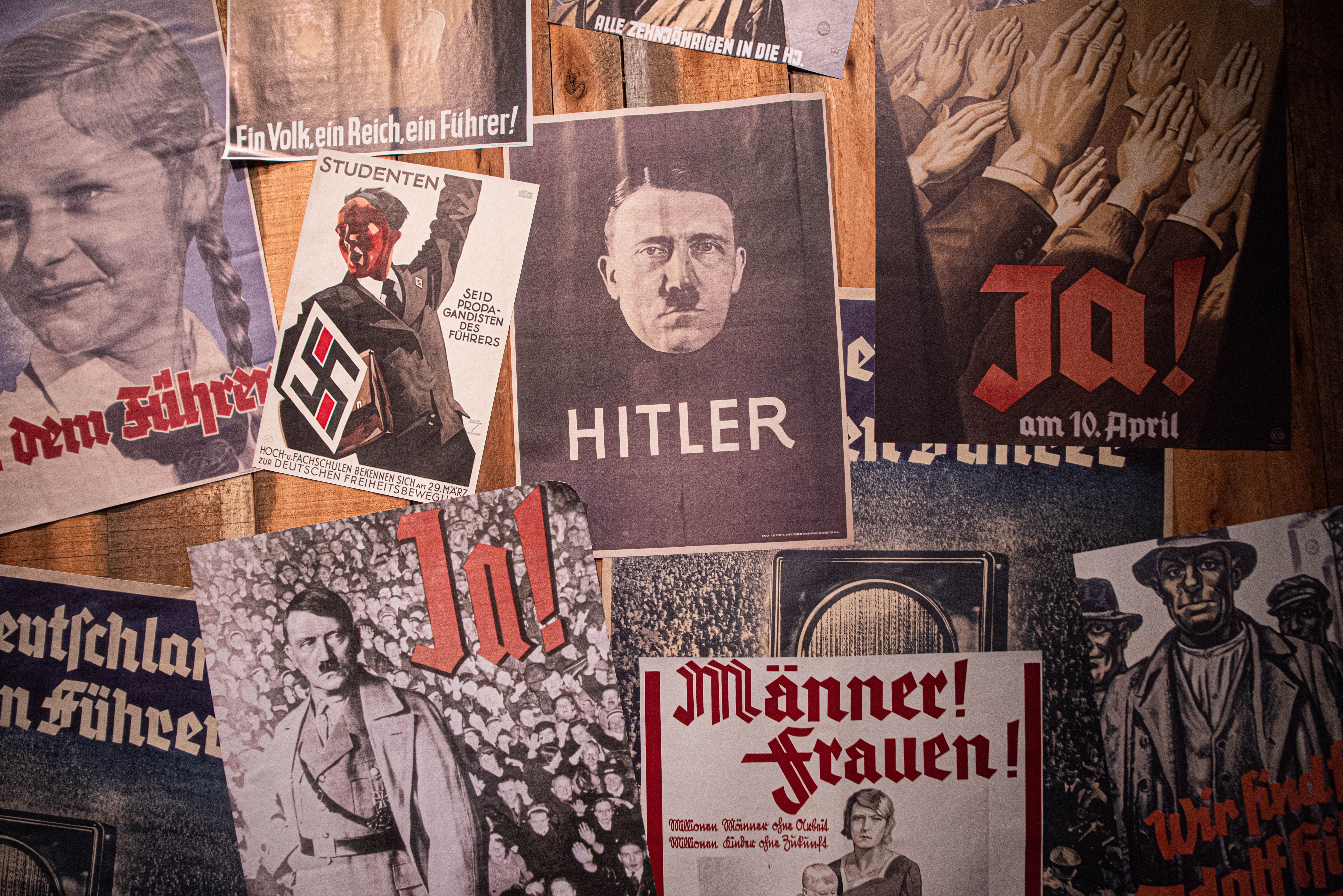 El subsuelo es un espacio recuperado. Donde antes no había más que ratas, cucarachas y abandono, ahora se recorre una muestra pedagógica sobre cómo el terror y el consenso sirvieron de método para la consolidación del nazismo. Se exponen afiches de la propaganda nazi y un espacio interactivo para conocer las políticas antijudías