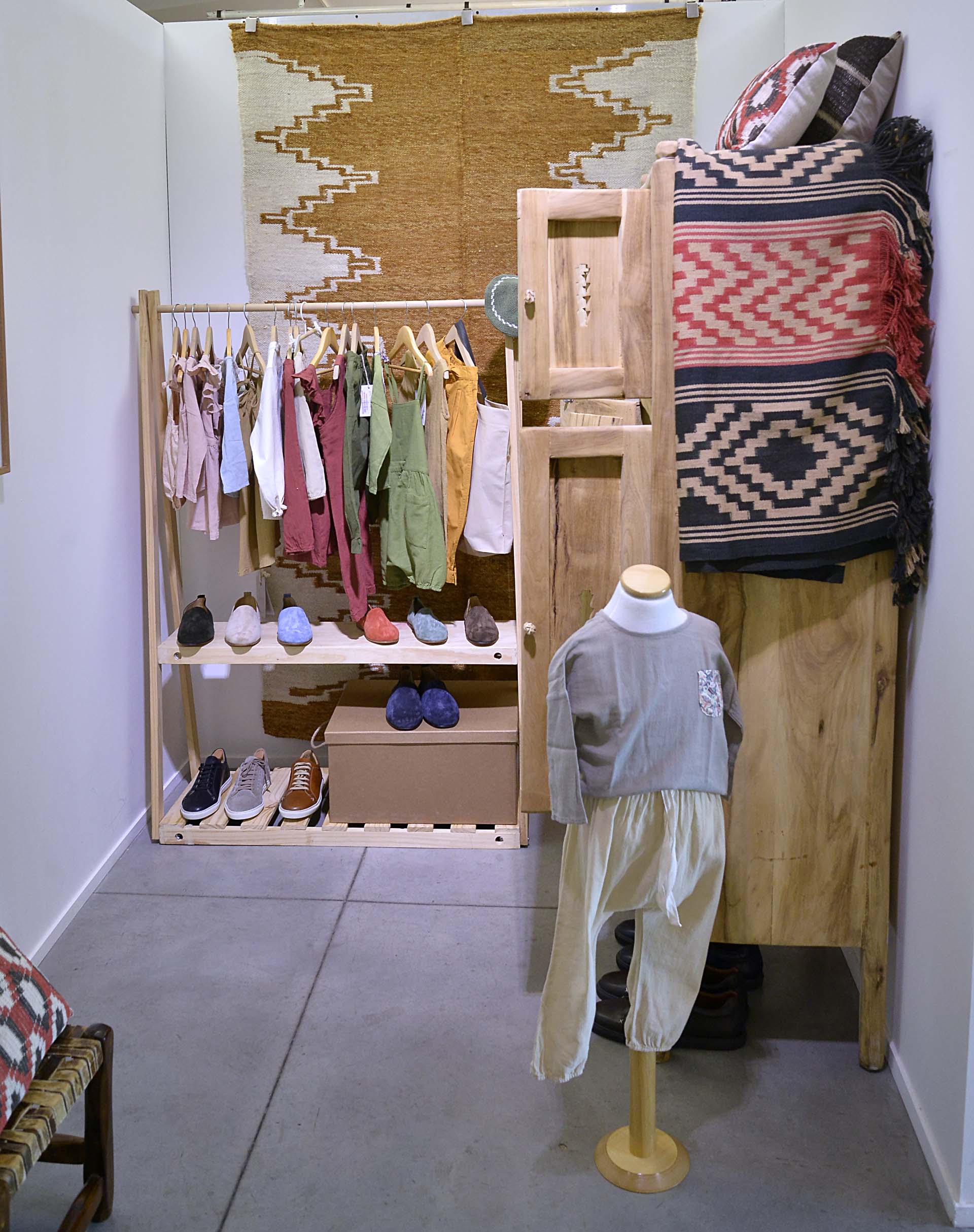 Un espacio dedicado a la moda, incluso para chicos, cuyas prendas son especialmente seleccionadas por Astrid Muñoz