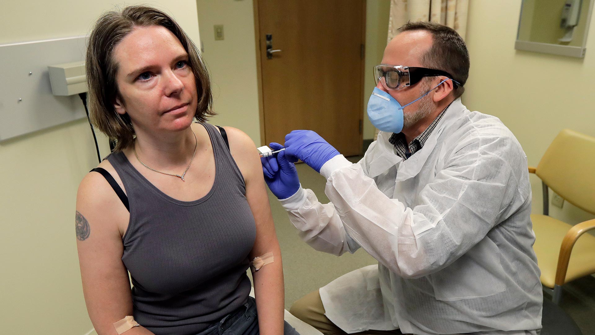 Una voluntaria se aplica la vacuna COVID-19 en Washington, EEUU (Reuters)
