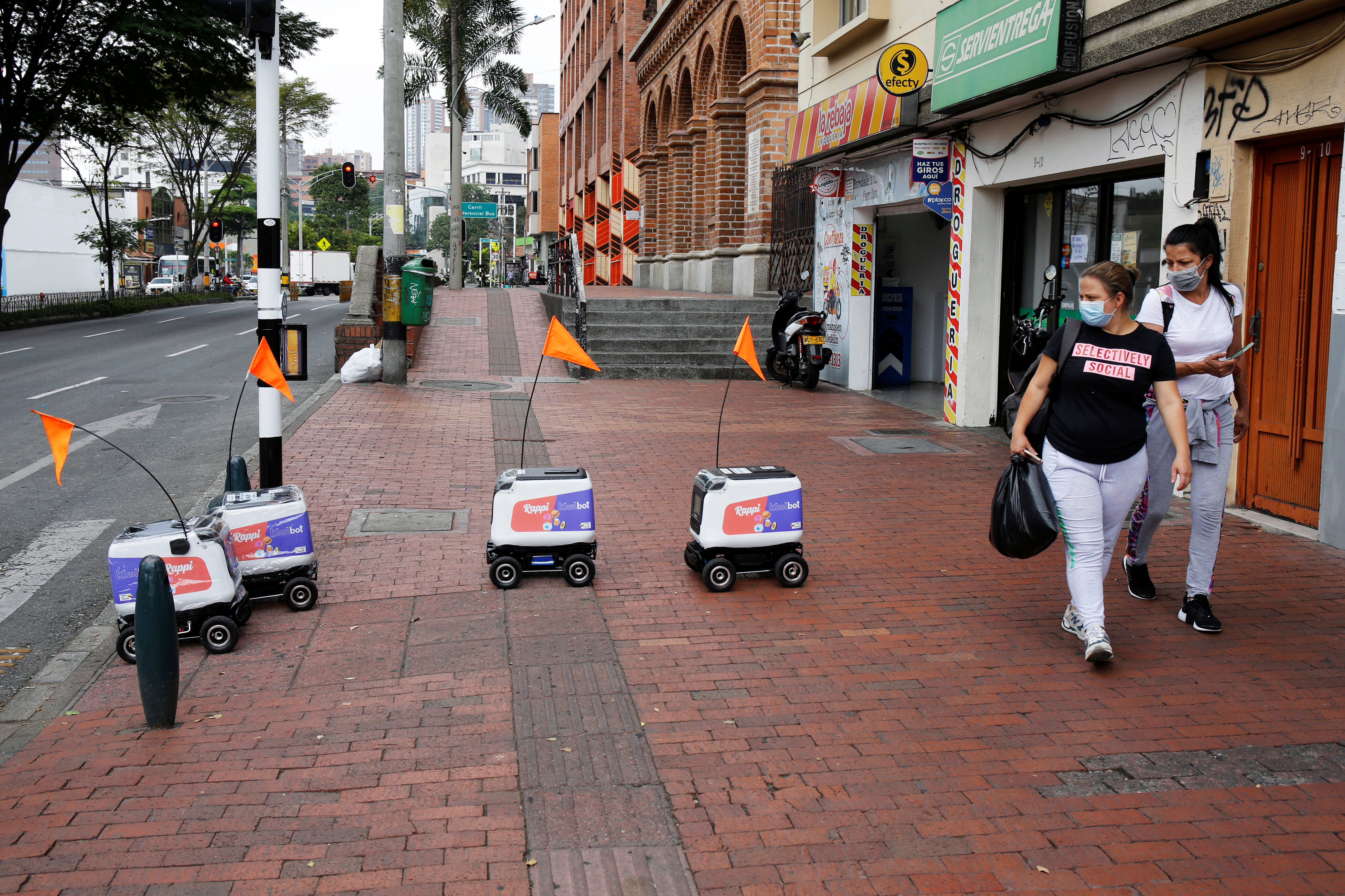 Robots de Delivery trabajando en plena pandemia (Reuters)