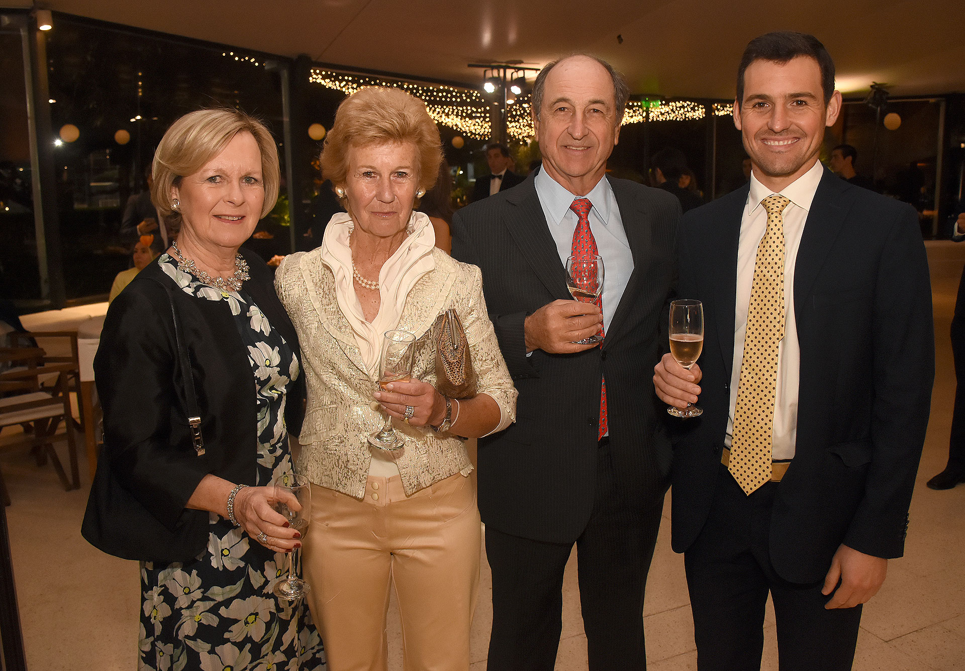 Pancha Lavista, integrante de la Comisión Directiva de Cruzada Patagónica, junto a Giorgio e Inés Matarazzo y su hijo Francisco, quien lidera el comité joven de La Noche de la Patagonia
