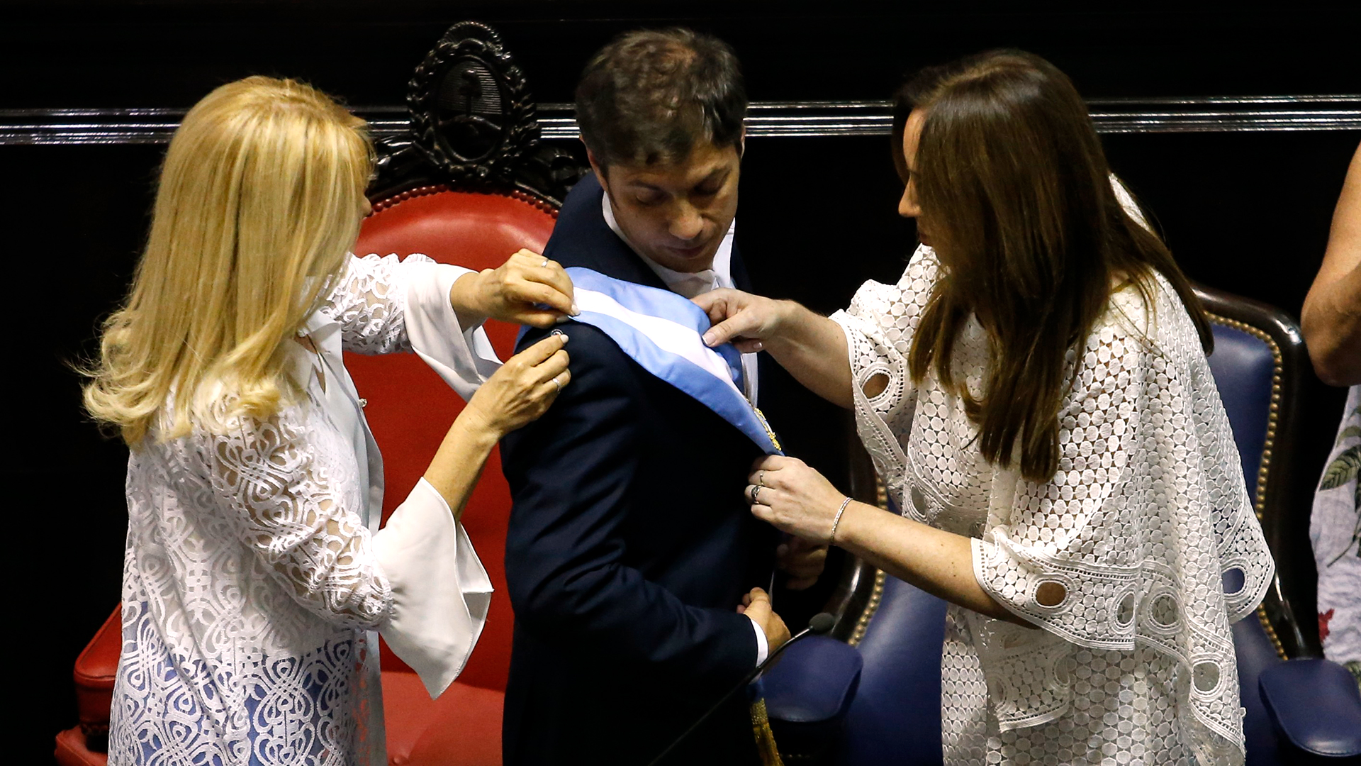 Verónica Magario, vicegobernadora electa, ayudó a colocarle la banda a Kicillof