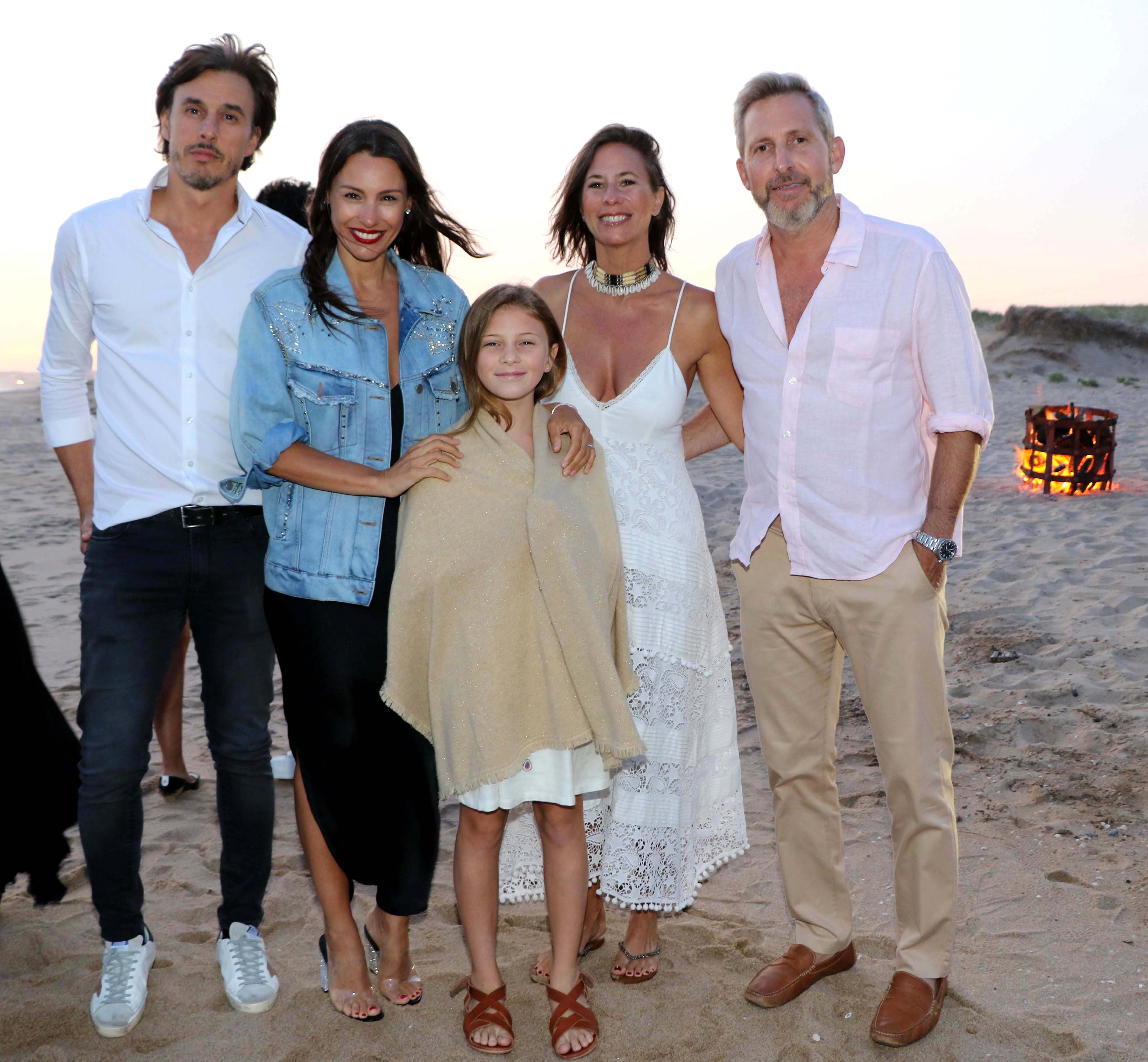 Los anfitriones, con Rogelio Frigerio y su familia