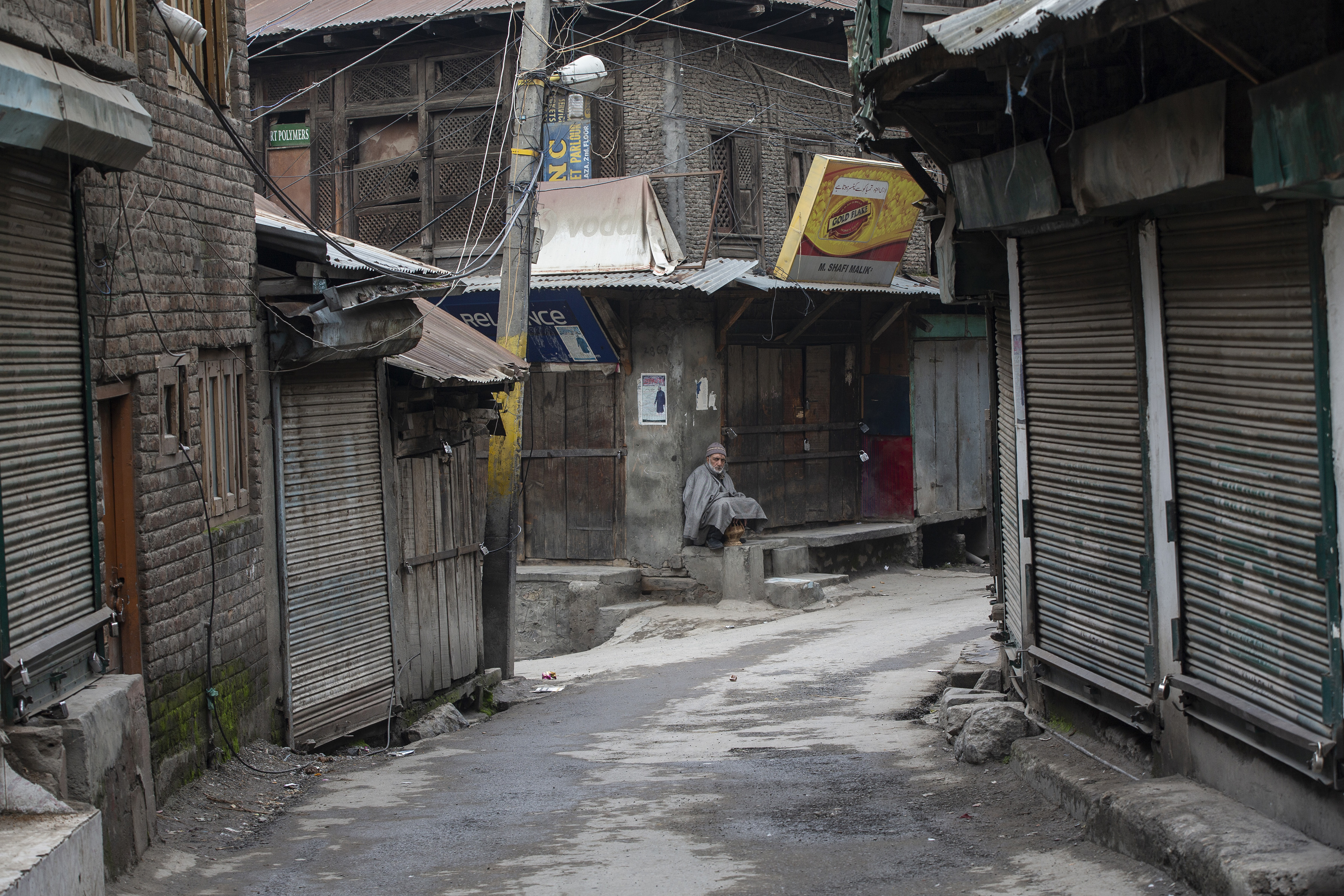 Un anciano de Cachemira se sienta afuera de un mercado cerrado durante una huelga en Srinagar, Cachemira. (Foto AP / Dar Yasin)