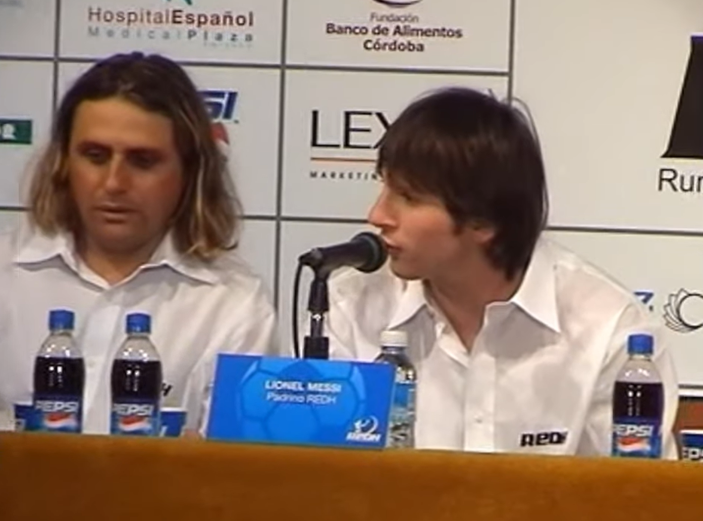 Hoyos y Messi durante un acto benéfico en Córdoba varios años después de haber estado juntos en las inferiores del Barcelona