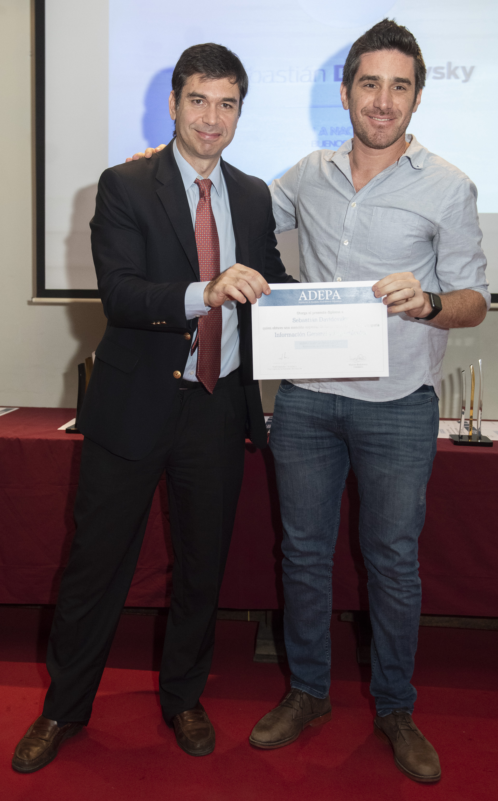 Sebastián Davidovsky de La Nación recibió una mención especial en la categoría Información General y Espectáculos por parte de Daniel Dessein, presidente de la Comisión de Libertad de Prensa e Información de ADEPA