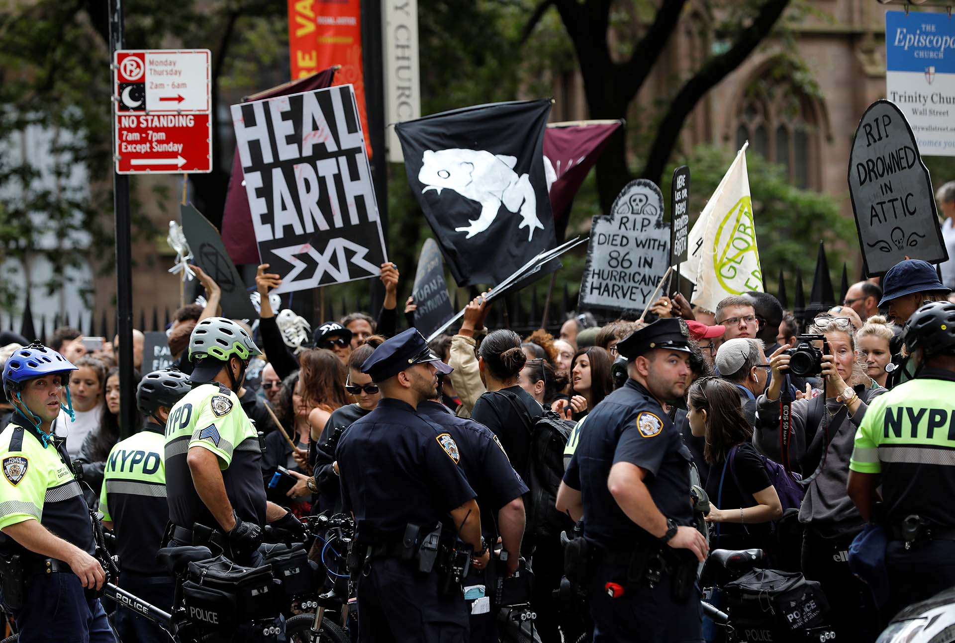 Activistas climáticos se manifiestan durante las protestas de la Rebelión de la Extinción en el bajo Manhattan en la ciudad de Nueva York, Nueva York, EE. UU., El 7 de octubre de 2019. REUTERS / Mike Segar