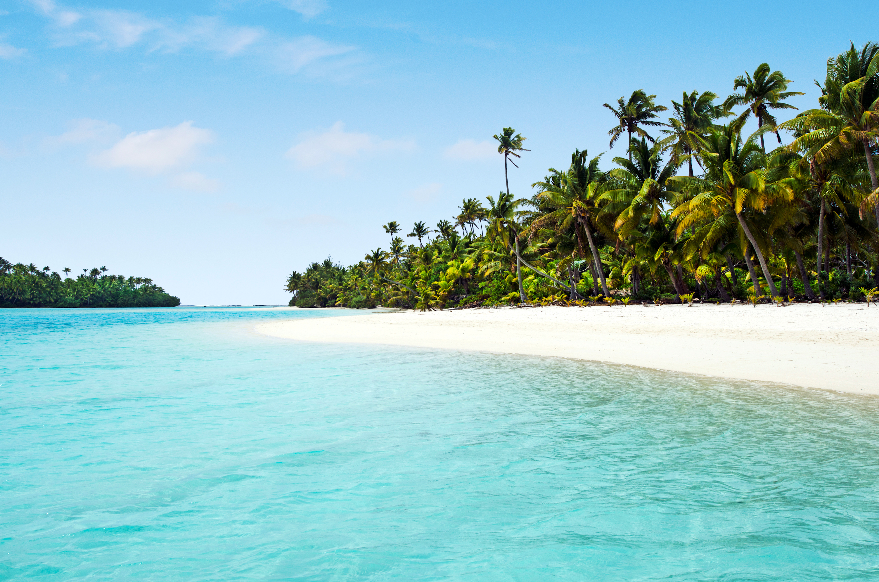 One Foot Island es un islote situado cerca de Aitutaki, Islas Cook, que alberga una playa que está reconocida como una de las mejores del mundo. Y es que estamos hablando de un rincón de fina arena blanca y aguas cálidas y cristalinas. Por supuesto, quienes tengan la posibilidad de tomar el sol o bañarse en este lugar, lo harán rodeados de cocoteros y palmeras