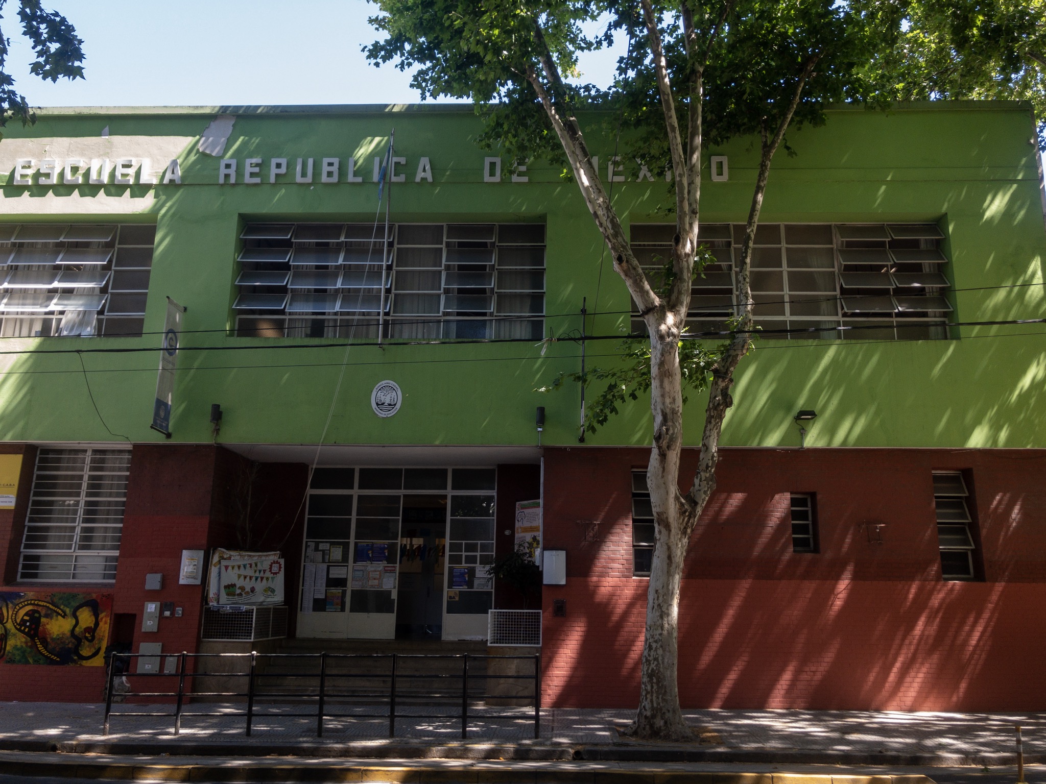 De 3º a 5º grado concurrió a la Escuela República de México, ubicada en Juan Agustín García al 2200, en el barrio porteño de La Paternal. Al comenzar 6º grado, su madre lo cambió a la escuela Avelino Herrera, ubicada en San Blas al 2238, en el mismo barrio.