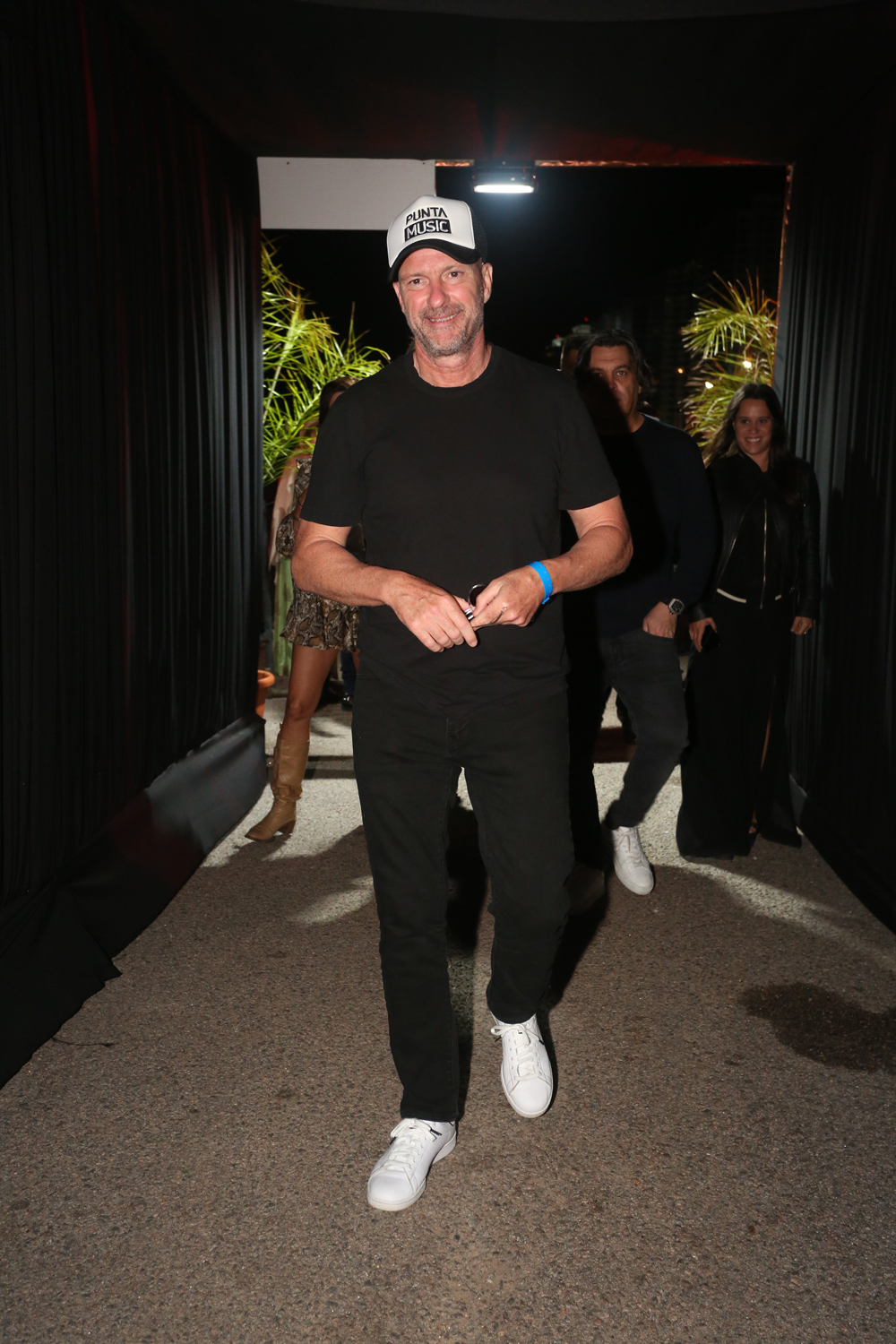 Giuseppe Cipriani en Punta Music by Cipriani, con look total black y zapatillas blancas
