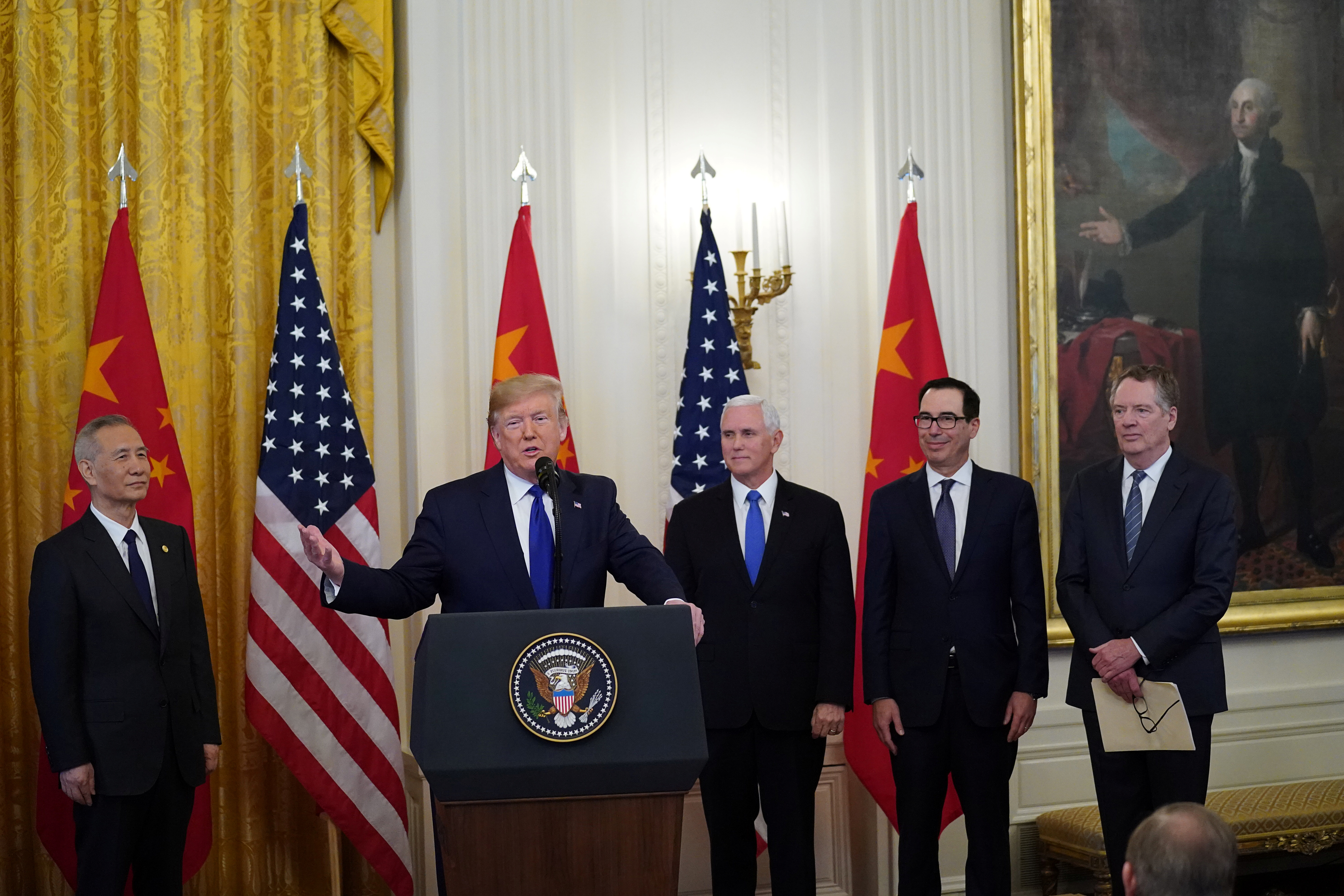 Trump junto al viceprimer ministro chino Liu He, el vicepresidente de Estados Unidos Mike Pence, el secretario del Tesoro Steven Mnuchin y el representante de comercio de Estados Unidos Robert Lighthizer (REUTERS/Kevin Lamarque)