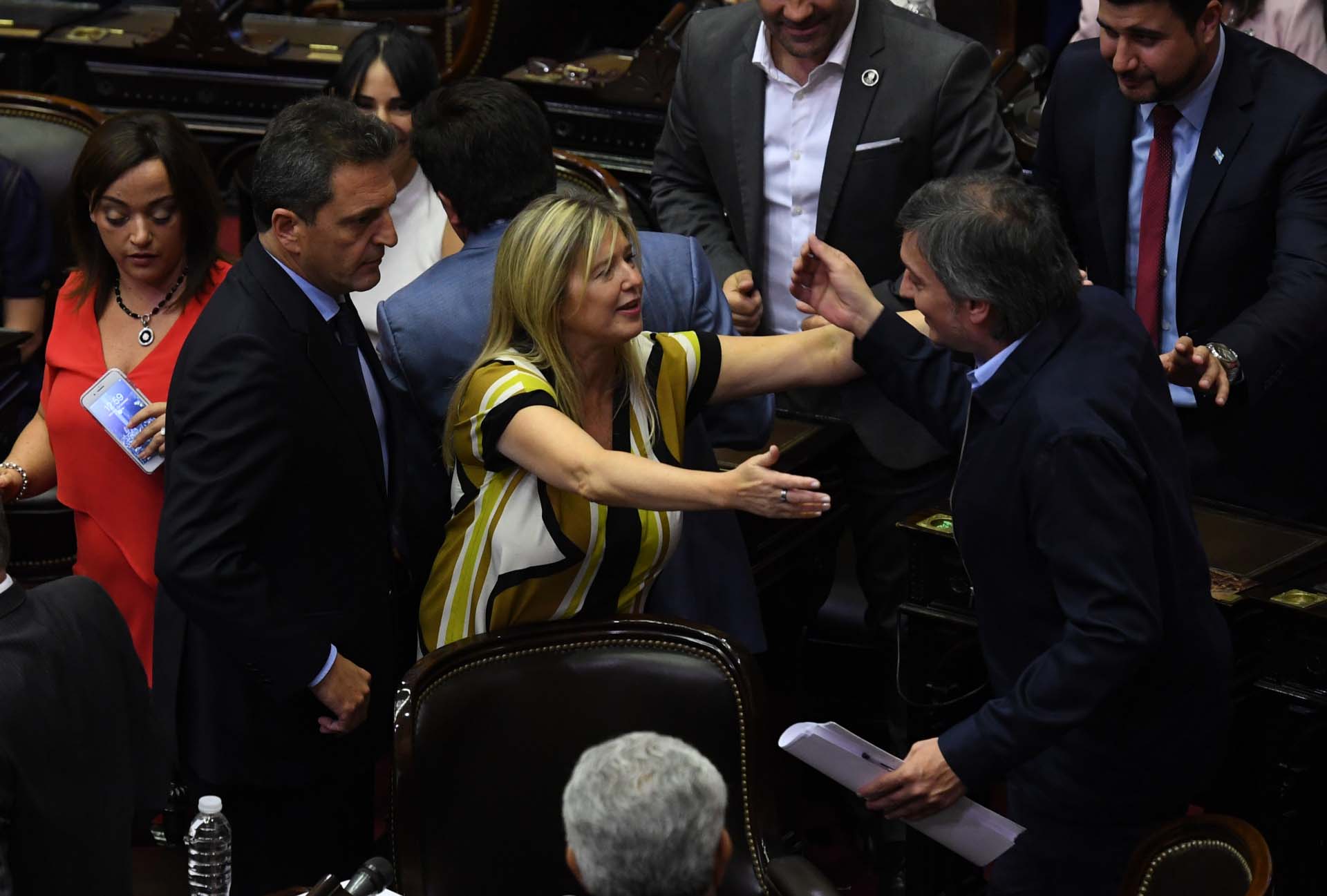 Máximo Kirchner saluda a Cristina Álvarez Rodríguez