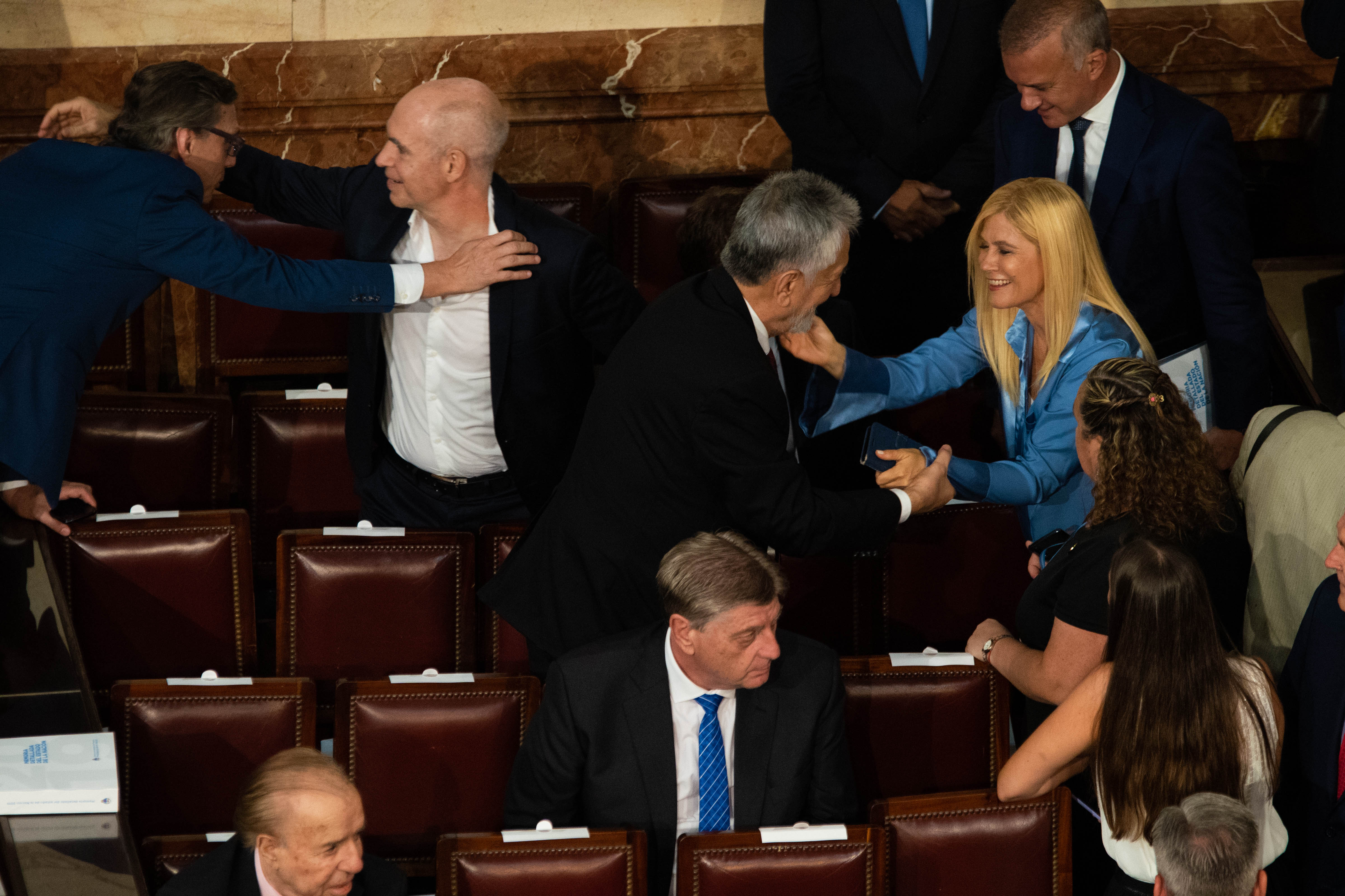 Los gobernadores se acomodan en el lugar designado para seguir la sesión