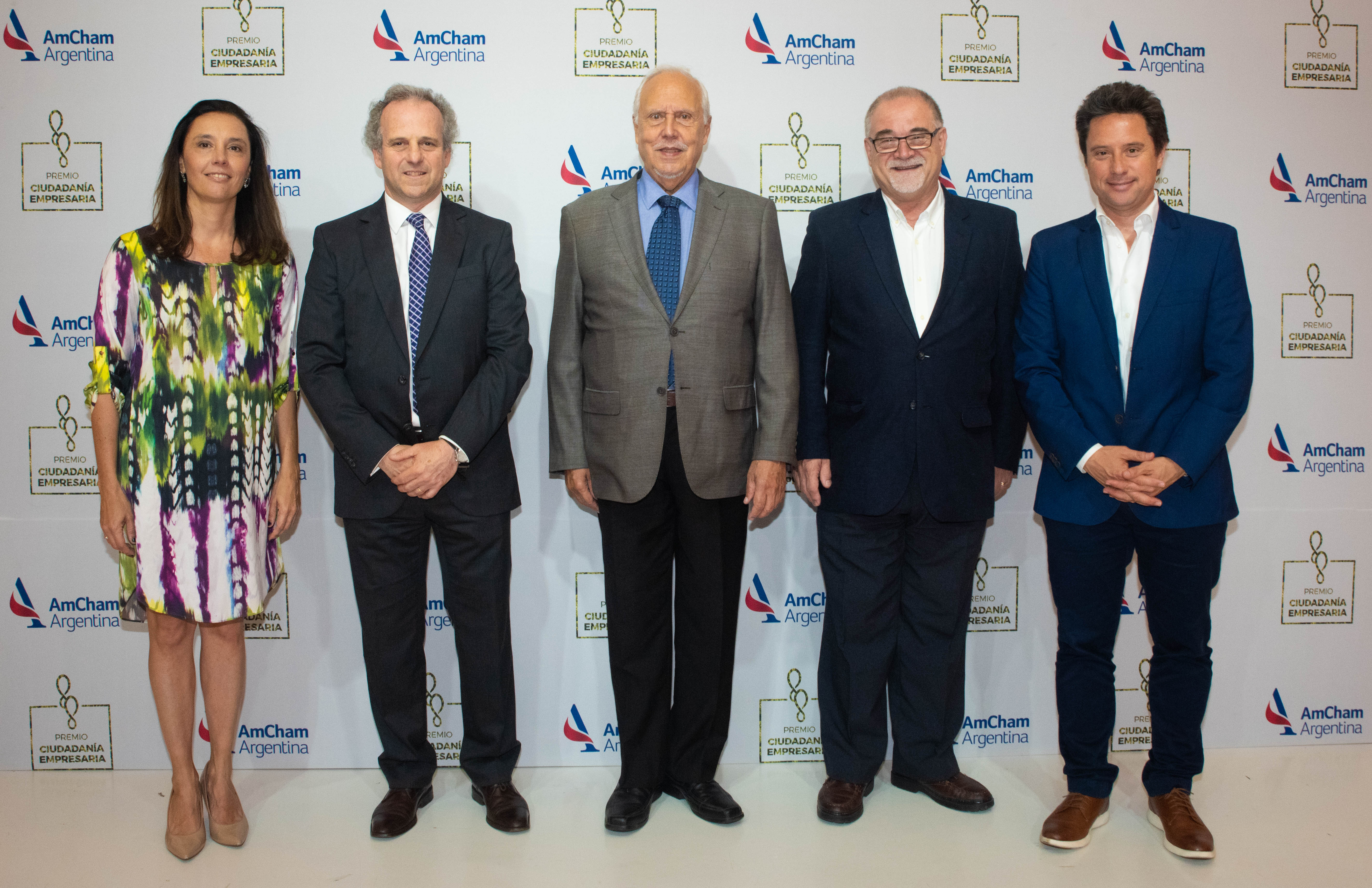 Florencia Salvi, gerente de Sustentabilidad de AmCham; Roberto Alexander, general manager de IBM y presidente de AmCham; Homero Santos y Luis Suya, jurados del premio Ciudadanía Empresaria, y Gabriel Sánchez Zinny, director general de Cultura y Educación de la provincia de Buenos Aires