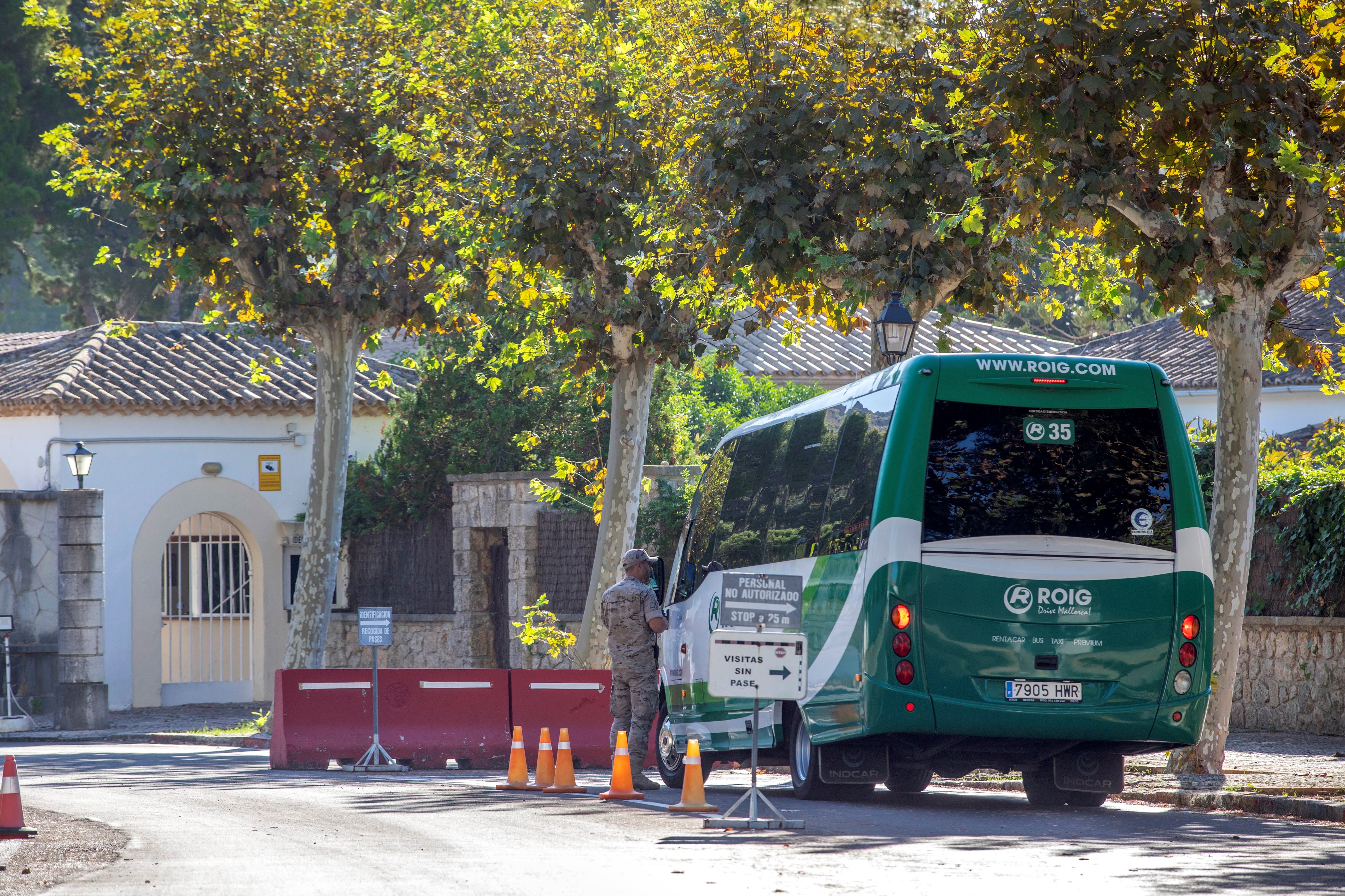 Llegada de los autobuses con invitados a la boda de Rafa Nadal y Mery Perelló a la entrada del aeródromo militar de Pollensa por donde se accede a la finca de sa Fortalesa. EFE/ Lliteres