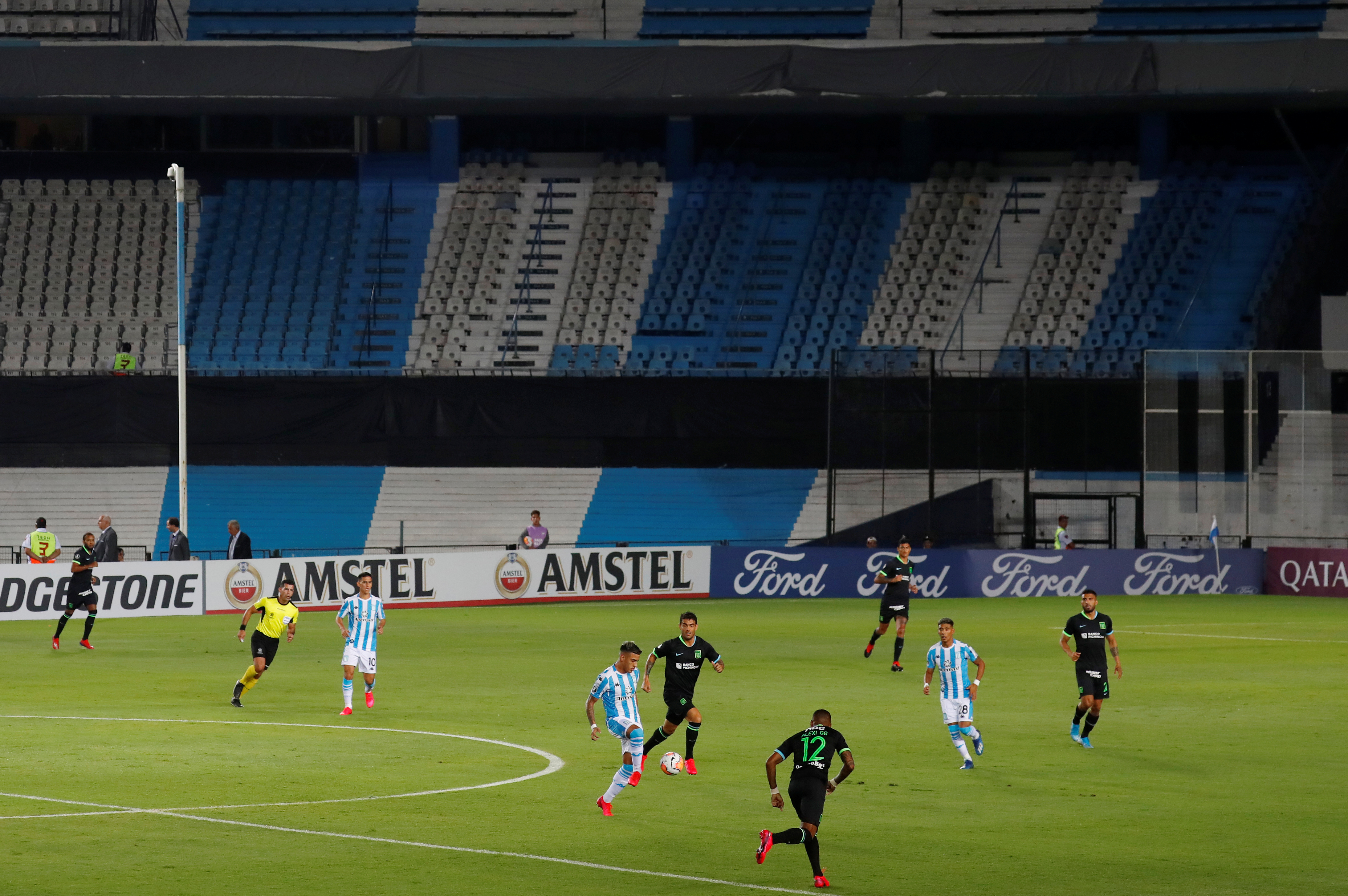 Por el avance del virus, ya se prohibió la presencia de público en eventos deportivos y culturales de carácter masivo. (Reuters/Agustin Marcarian)