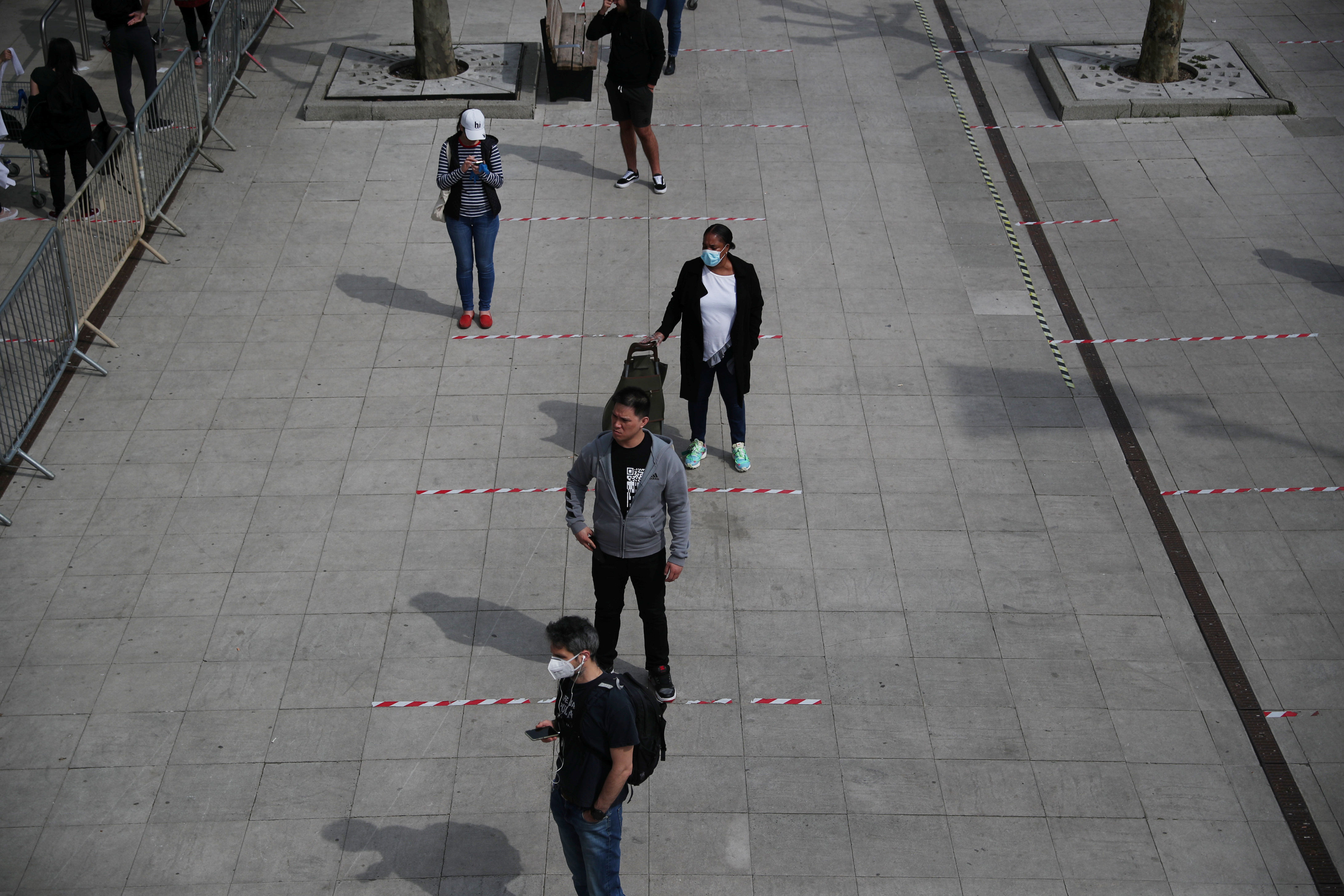Una fila para ingresar a un supermercado de Londres (Reuters)