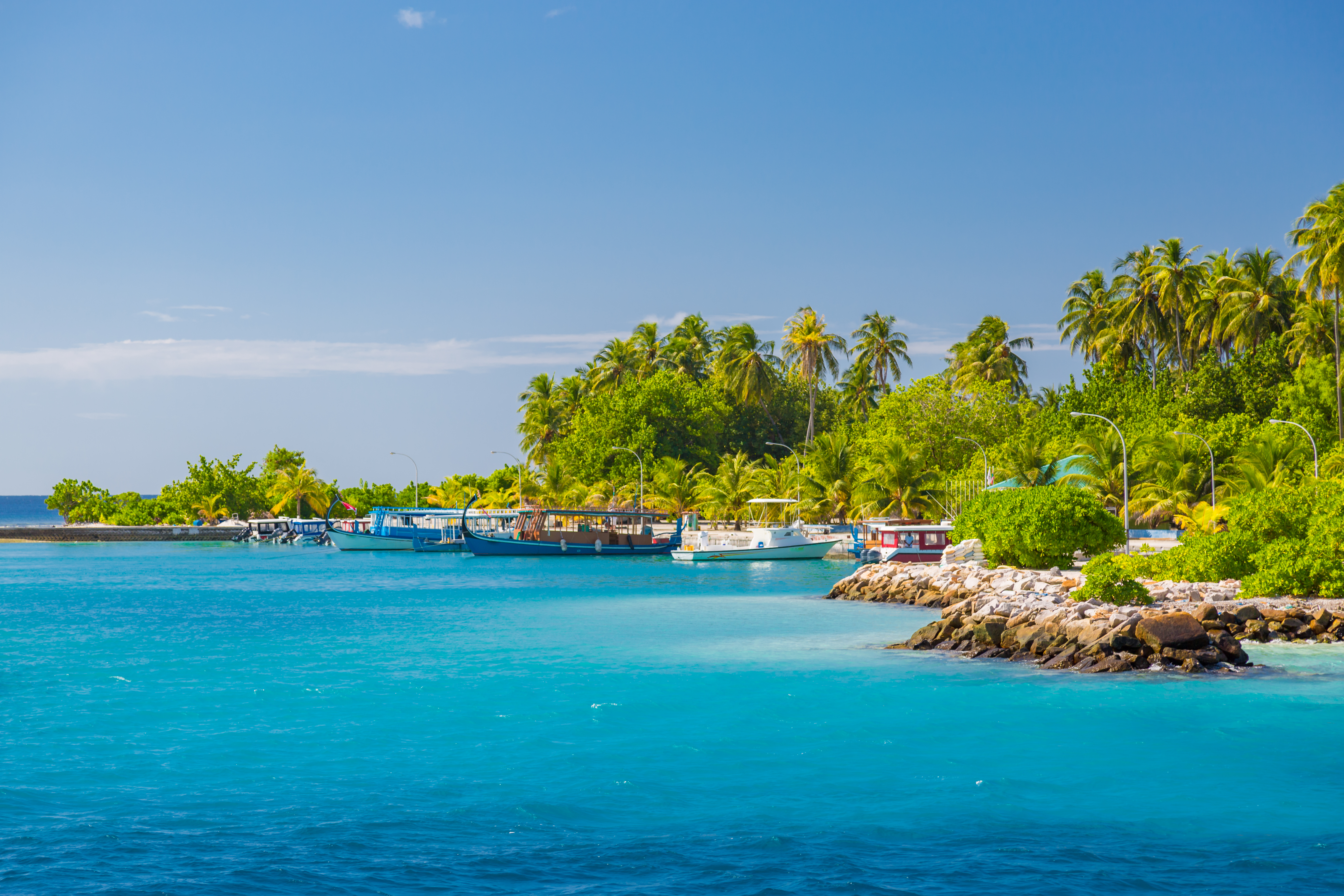 La isla de Dhigurah se encuentra en el sur del Atolón Ari, en la zona oeste de Maldivas. Se trata una isla alargada que cuenta con más de 3 kilómetros de longitud y menos de 300 metros de ancho. Ubicada junto al borde del atolón, en Dhigurah se puede apreciar el rompiente de las olas cerca de su costa este, mientras que a lo largo de su costa oeste se encuentran paradisíacas playas en su calmada laguna interior