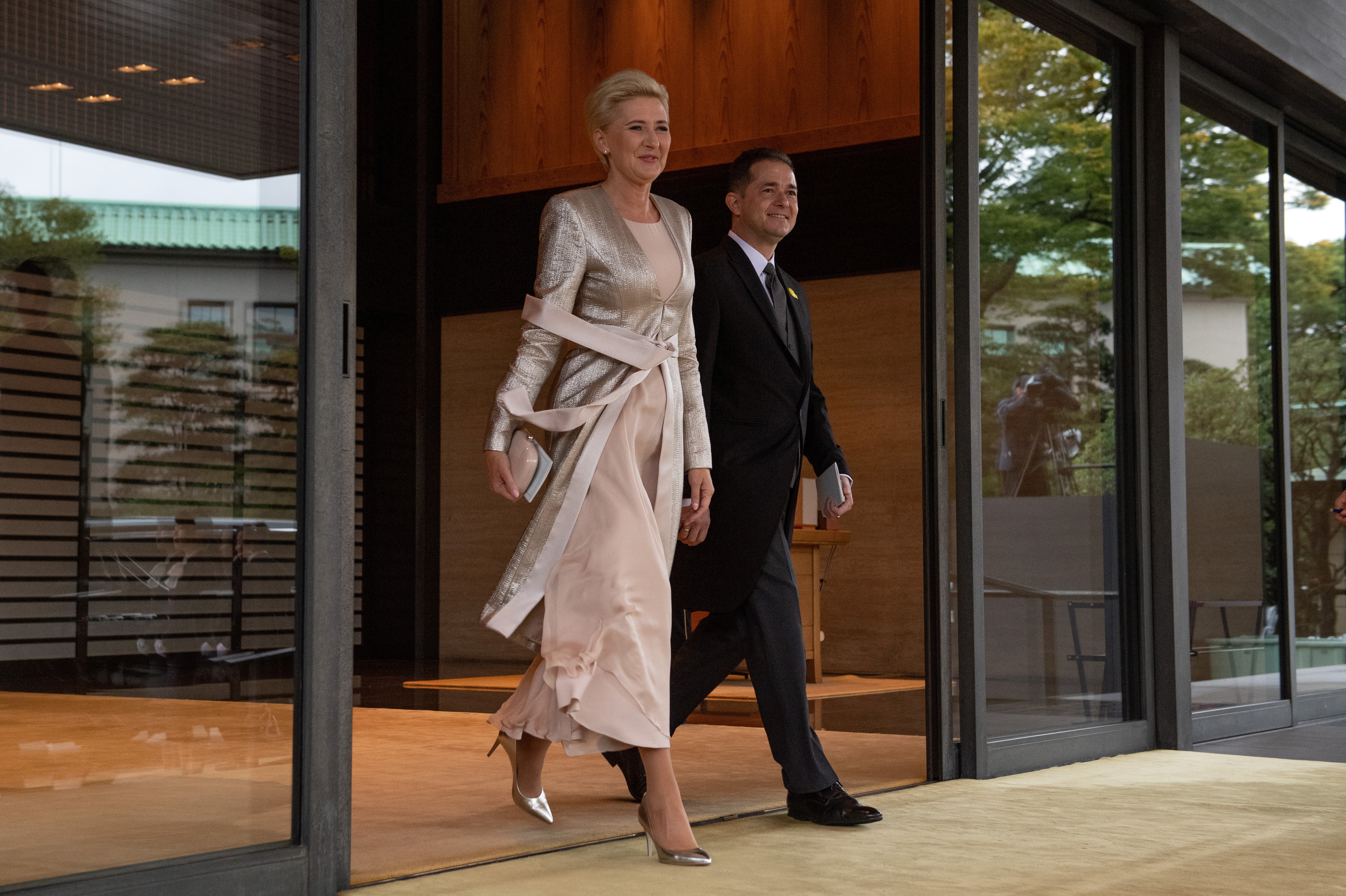 El presidente de Polonia, Andrzej Duda, y su esposa, Agata Kornhauser-Duda, se van después de la ceremonia de entronización del emperador japonés Naruhito en el Palacio Imperial (AFP)