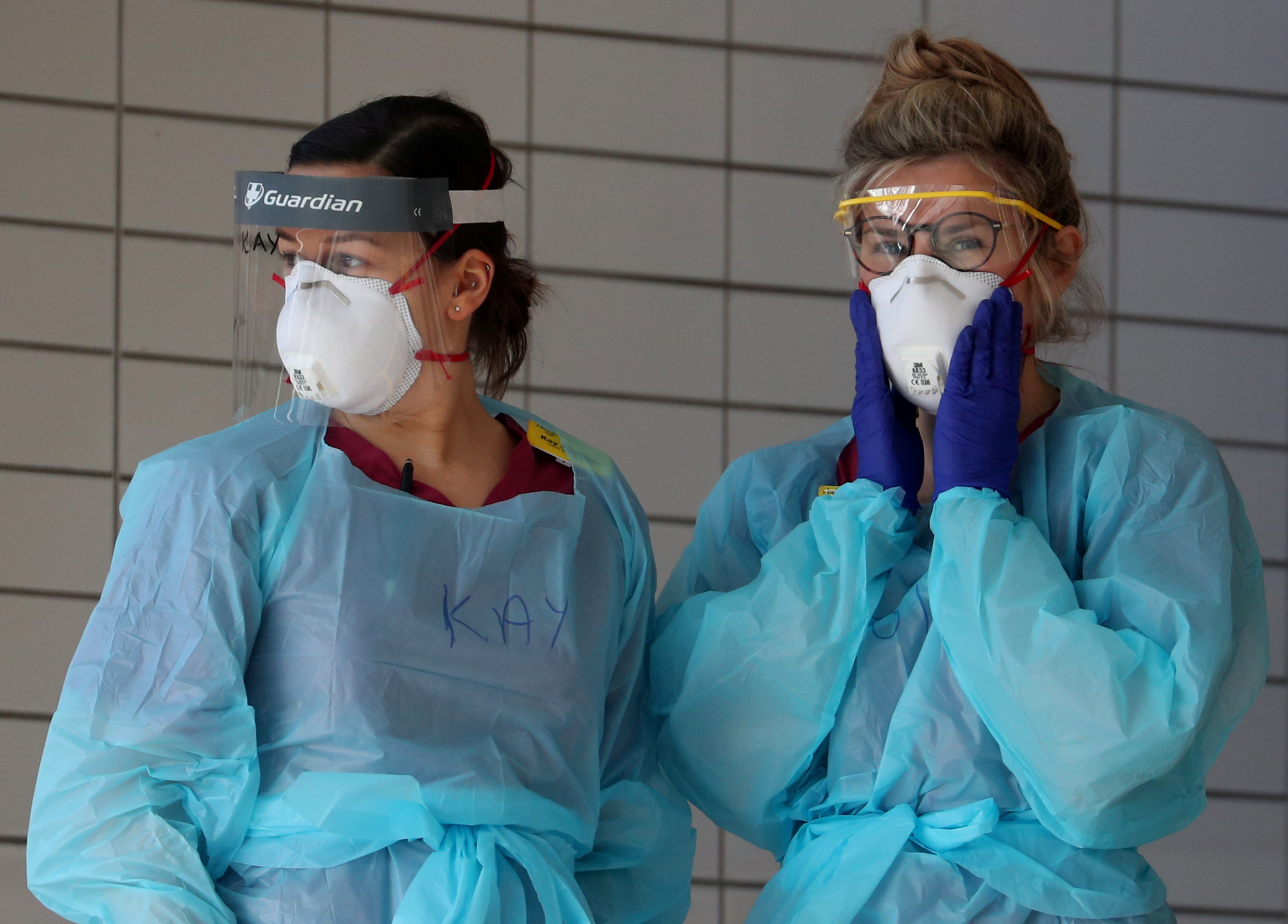 Personal médico en el hospital St Thomas de Londres. (REUTERS/Hannah McKay)