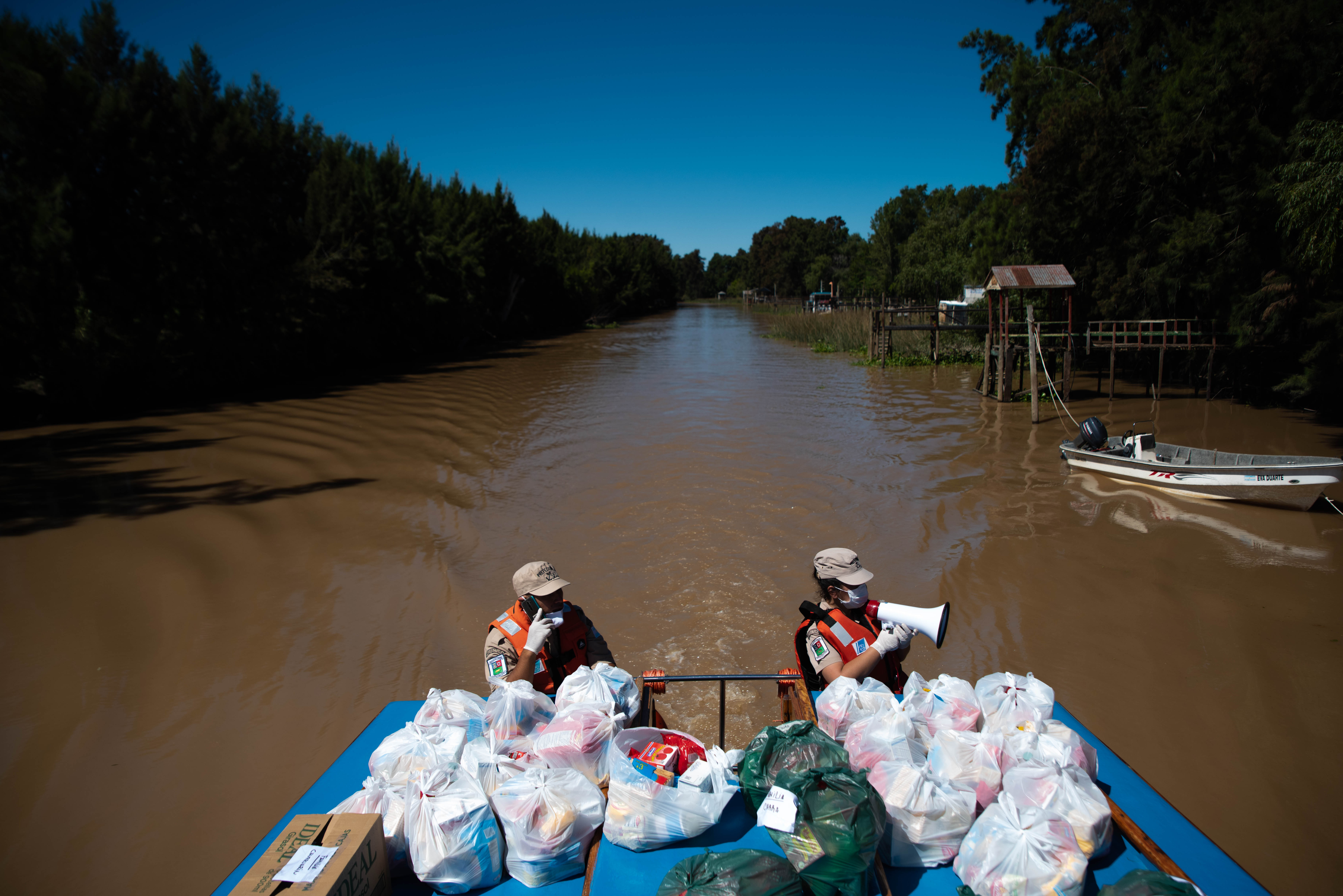 Personal de Prefectura anuncia por megáfono cuáles son las medidas de prevención que los vecinos de las Islas del Tigre deben tomar ante la pandemia que afecta al mundo, el COVID-19. (Foto: Franco Fafasuli)