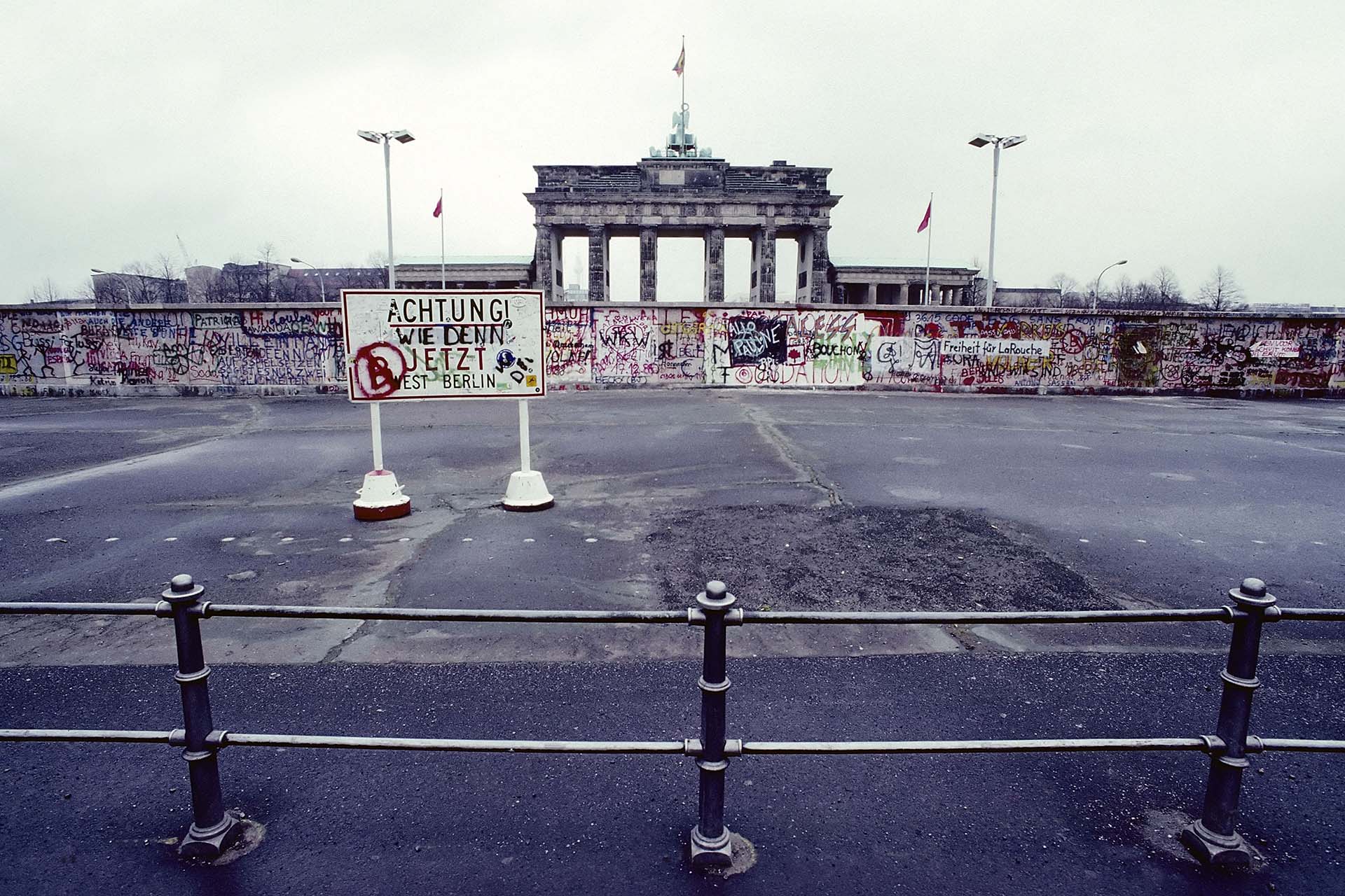 El Muro frente a la Puerta de Branderburgo, en Berlín, en el año 1989 (Photo by Kfs/imageBROKER/Shutterstock)