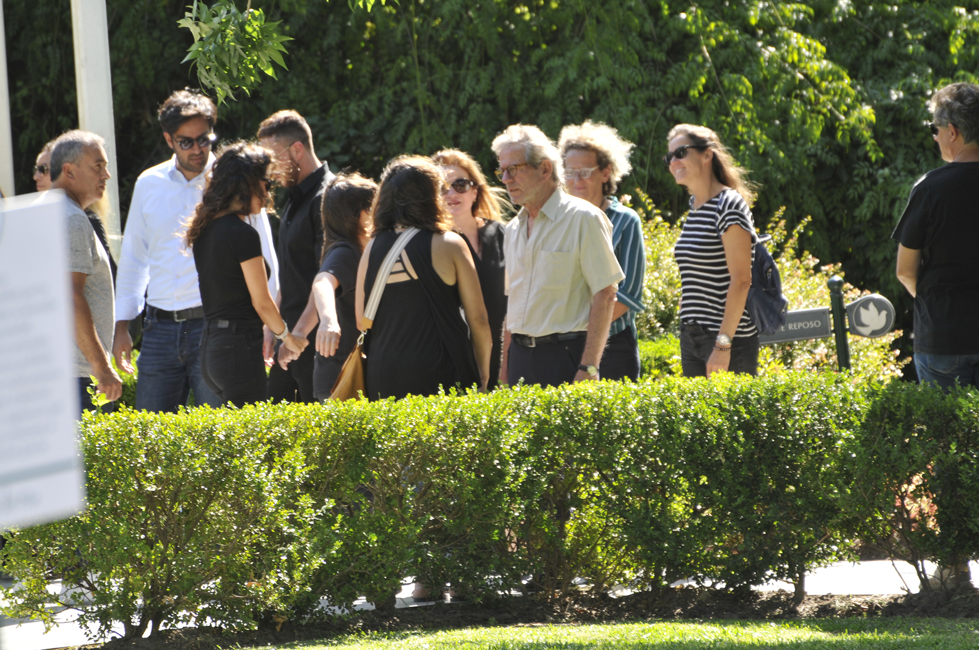 Pablo Alarcón, pareja de Lucía, entre los amigos y familiares que se acercaron al lugar