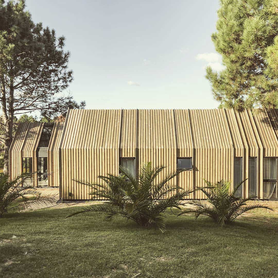 La casa vista desde el lateral realizada con materiales sustentables