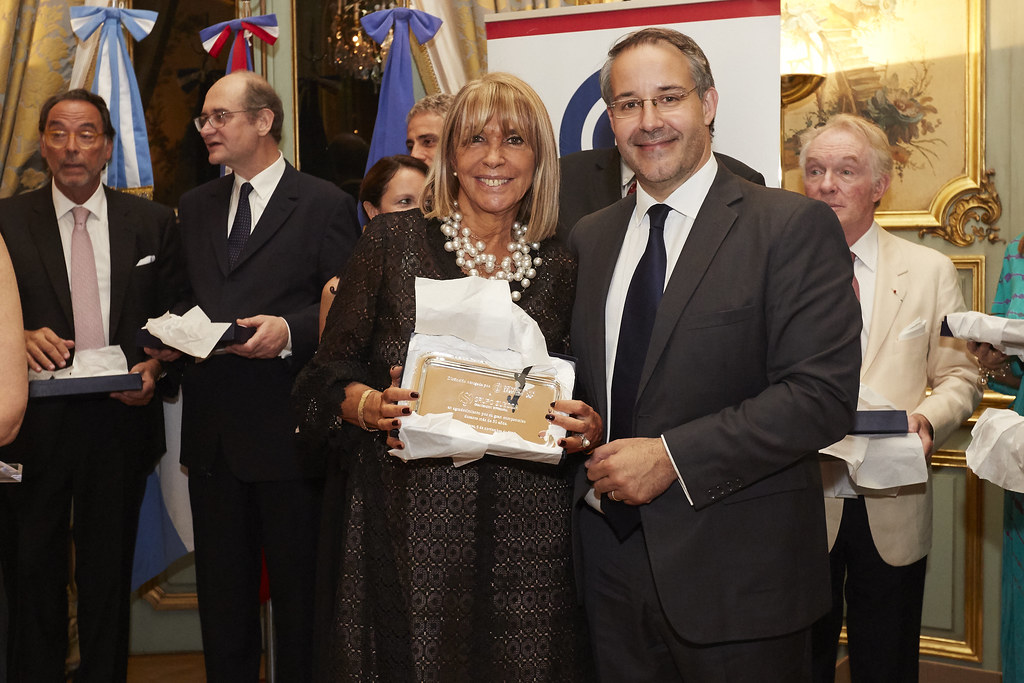 La presidente de Grupo Suessa, Susana Serra, y el presidente de CCI France Argentine, Rodrigo Pérez Graziano. Después de la cena, fueron entregadas placas conmemorativas, en agradecimiento a las empresas que cumplieron más de 30 años como miembros de la Cámara de Comercio e Industria Franco Argentina