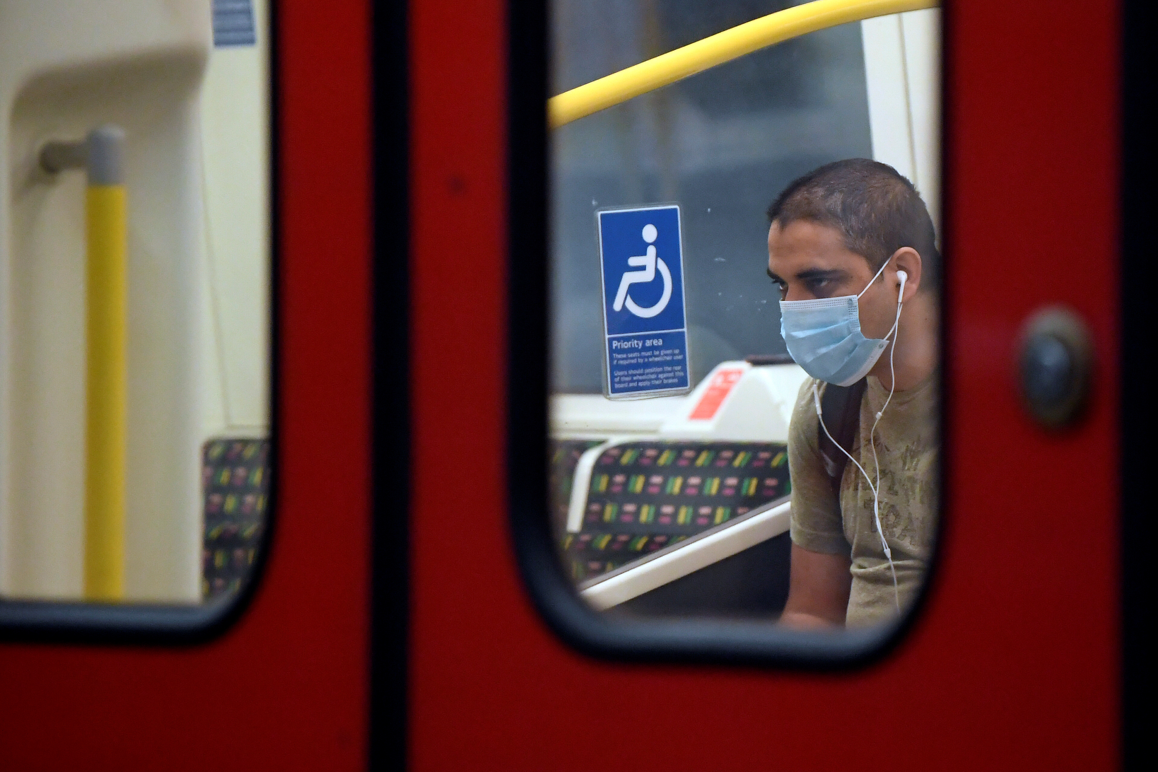 Un hombre con una máscara protectora mientras viaja en el metro de Londres, el 17 de abril de 2020. (REUTERS/Toby Melville)