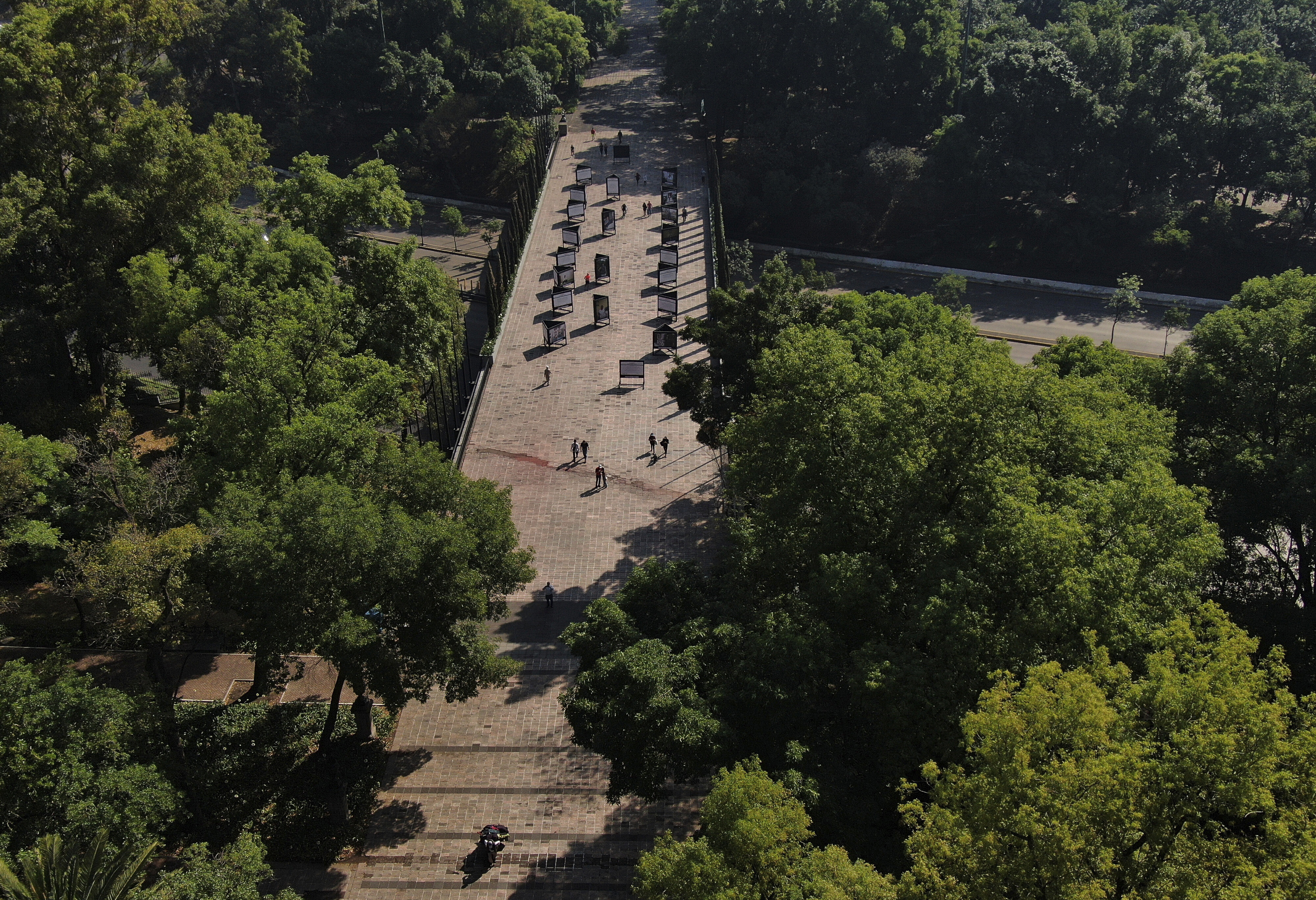 Unos pocos peatones caminan cerca de la entrada del parque Chapultepec en la Ciudad de México, el domingo 22 de marzo de 2020.