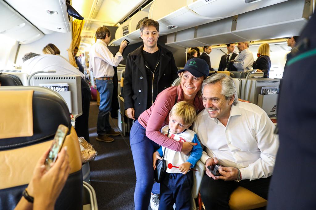 Alberto Fernández se sacó una foto con los pasajeros que iban rumbo a Roma. Detrás se observa a Axel Kicillof, gobernador bonaerense