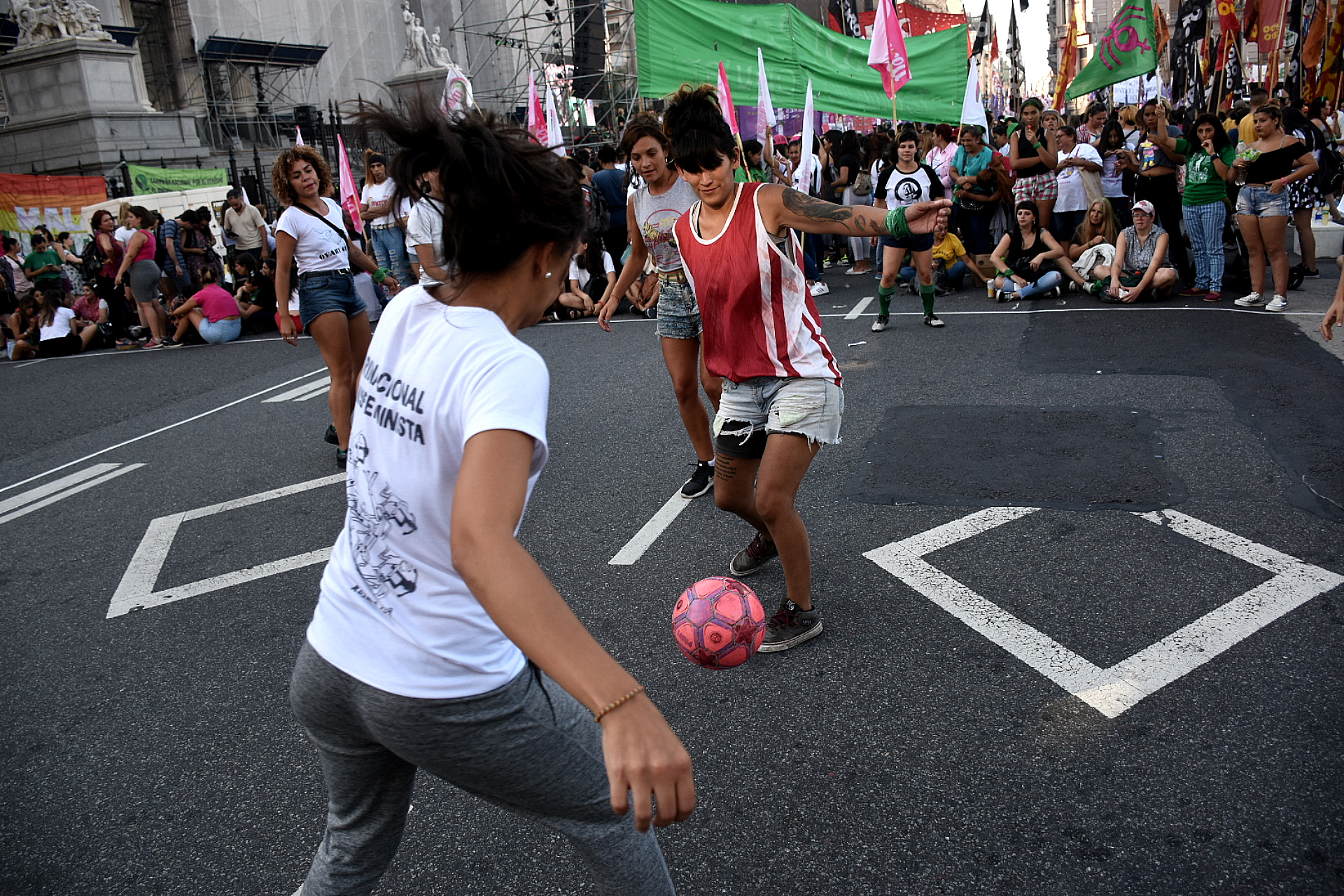 Algunas manifestantes improvisaron un partido de fútbol