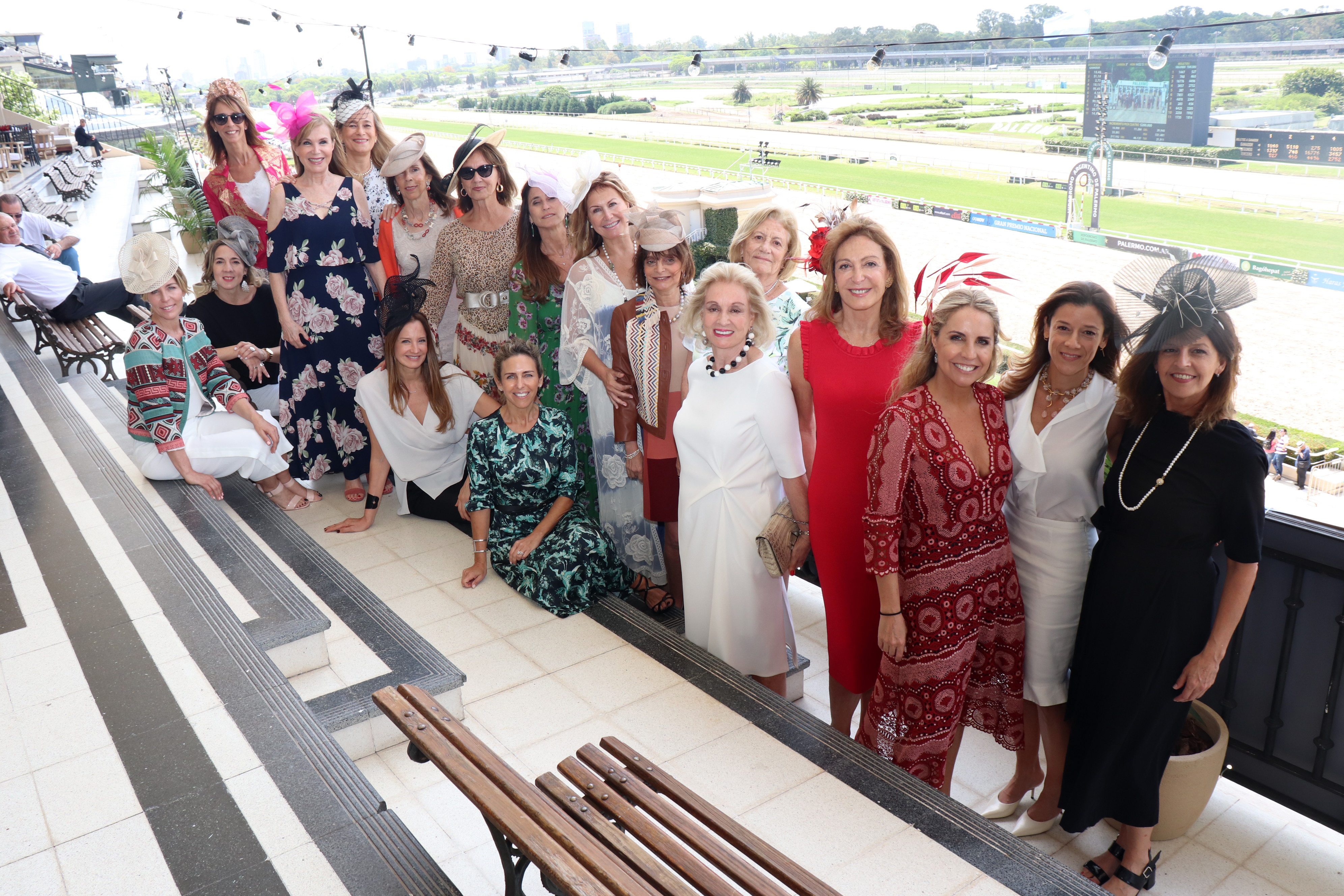 Miriam Bagó junto a las integrantes de la comisión directiva y colaboradoras de la obra solidaria. El total de lo recaudado será destinado para continuar con el equipamiento del quirófano de Neurocirugía del Hospital Fernández