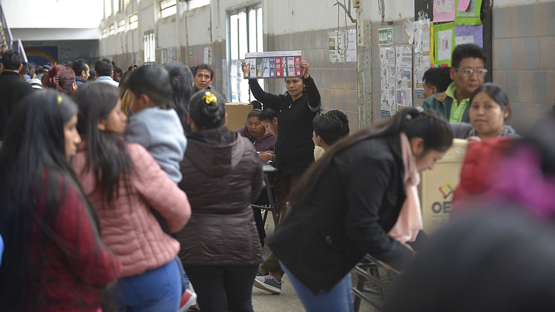 Para la elección se utiliza una única boleta donde figuran todos los candidatos y por medio de una cruz se señala la opción elegida