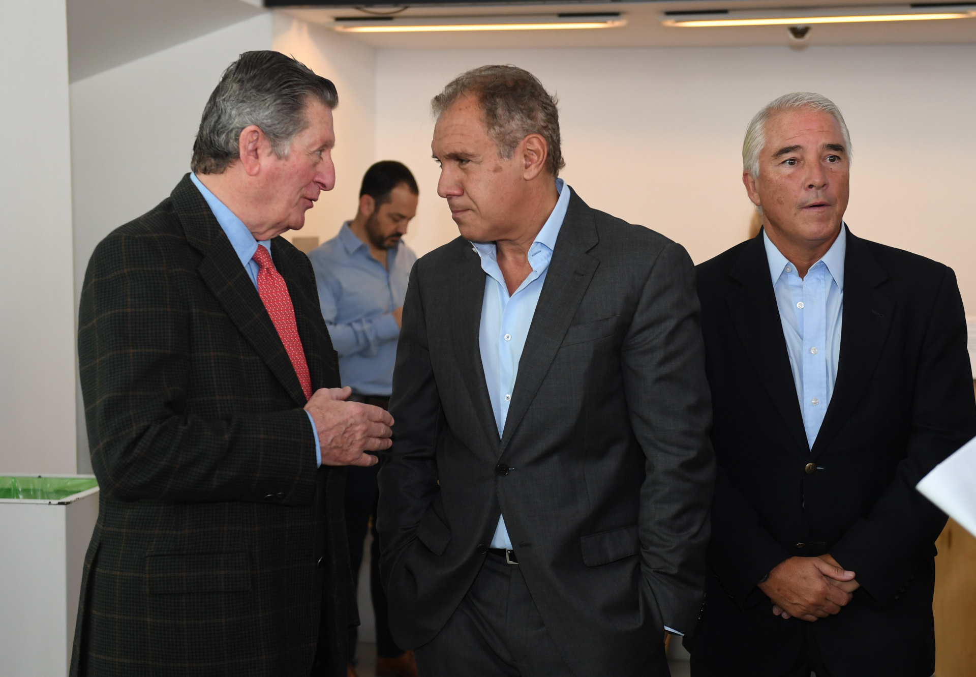 José Claudio Escribano, miembro del directorio de La Nación, junto a Daniel Hadad y Pablo Deluca