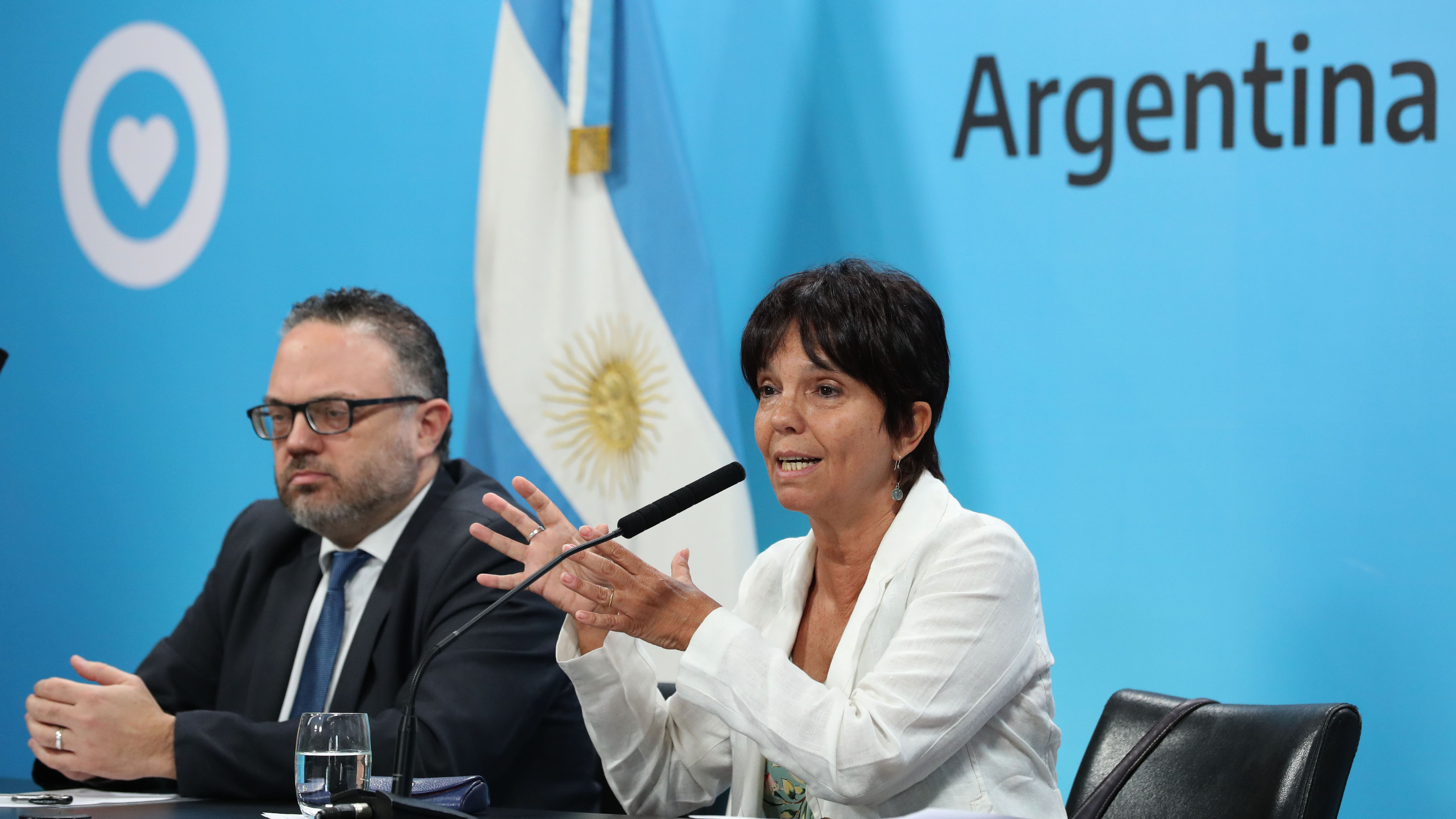 Matías Kulfas y Mercedes Marcó del Pont. El ministro dijo que en mayo repuntará la actividad y mejorarán los ingresos, lo que aliviaría la demanda de ayuda estatal. La AFIP maneja la información de la que depende el pago del "salario complementario" a empleados Pyme