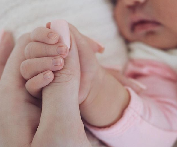 Con esta foto, Kylie Jenner dio a conocer en Instagram el nombre de su hija Stormi. (Instagram de Kylie Jenner)