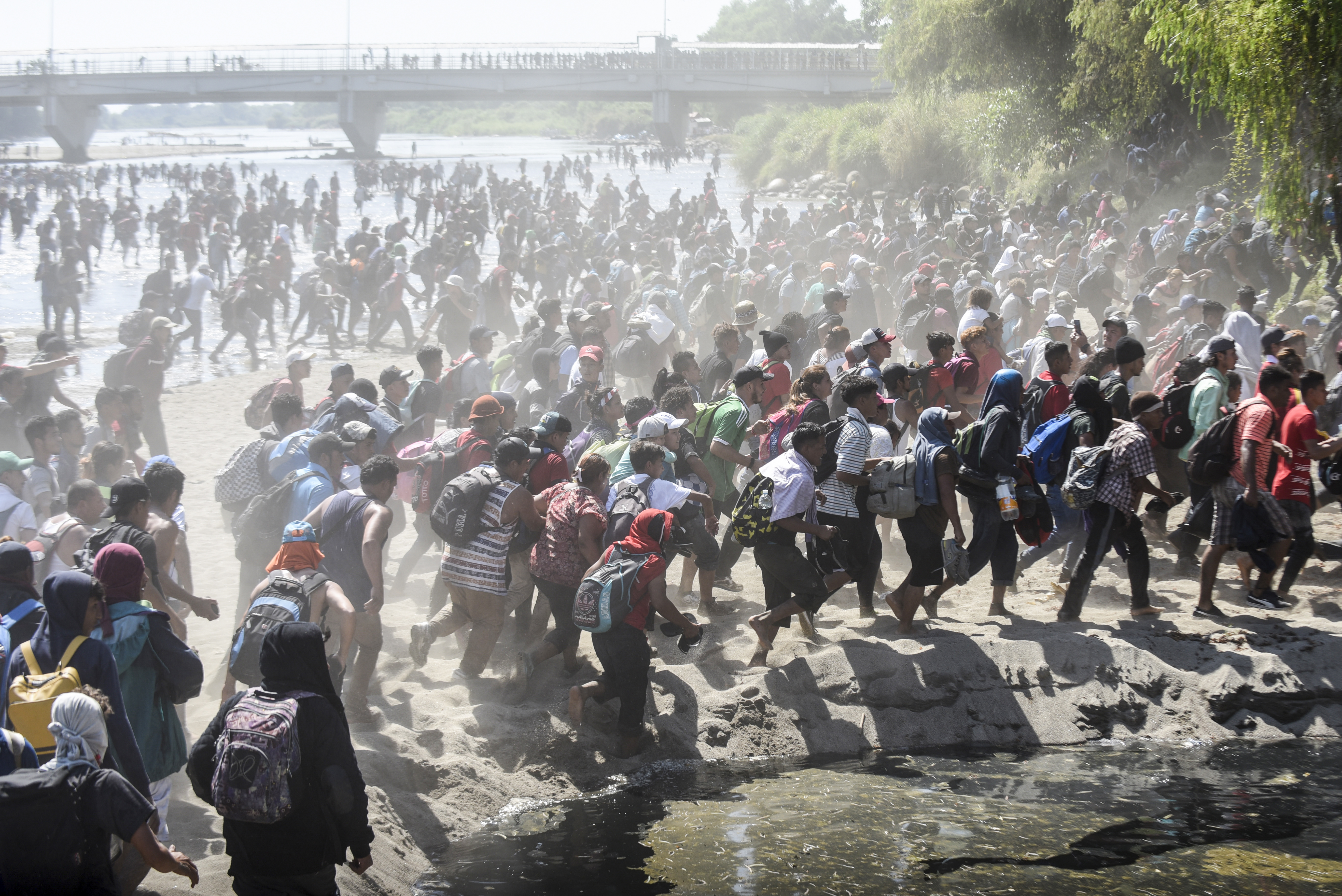 Cientos de migrantes intentaron cruzar la frontera a través del río Suchiate (Foto: Johan Ordoñez/AFP)