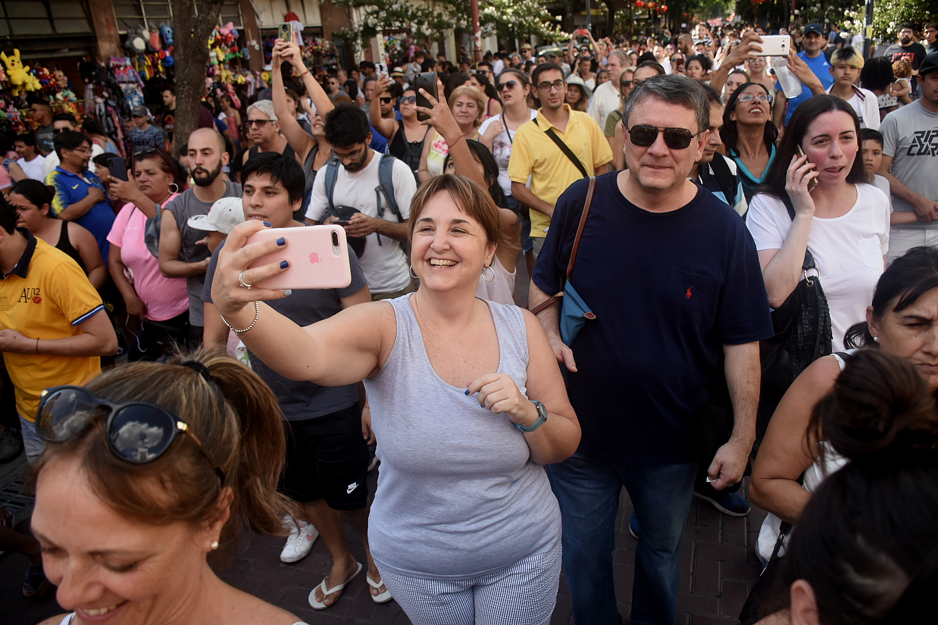 Miles de personas celebraron hoy la icónica festividad oriental, donde los idiomas, las comidas, las decoraciones y las costumbres argentinas y chinas se fusionaron.