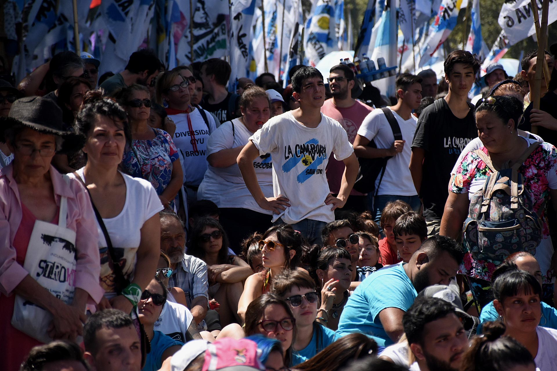 Militantes autogestionados y plegados desde los Sindicato de Camioneros de Hugo y Pablo Moyano, los de la Corriente Federal, que integran los Bancarios, los estatales de ATE, y la CTA de los Trabajadores también se unieron a la convocatoria