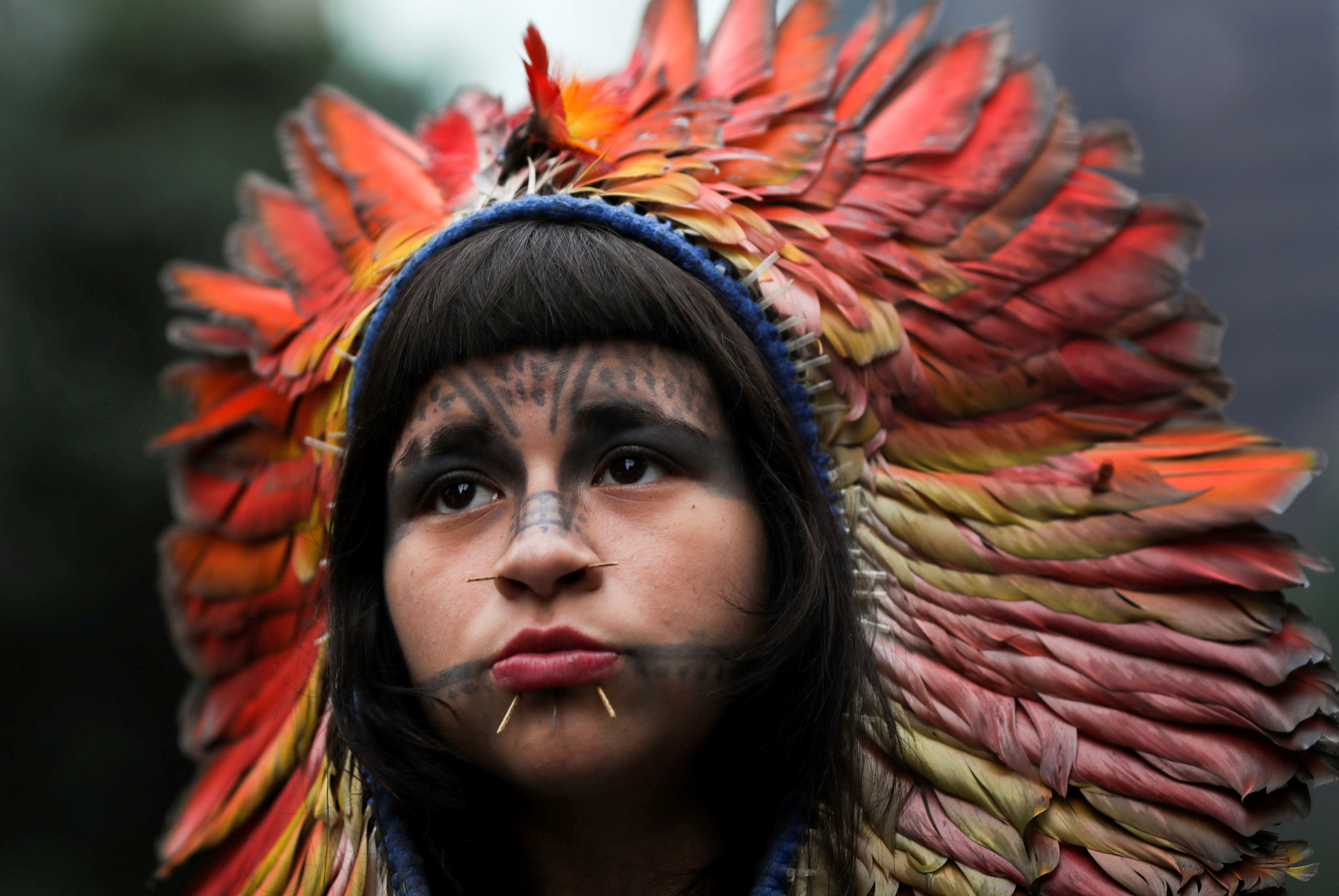 Una mujer indígena participa en una marcha durante el Día Internacional de la Mujer en Sao Paulo, Brasi (REUTERS / Amanda Perobelli)