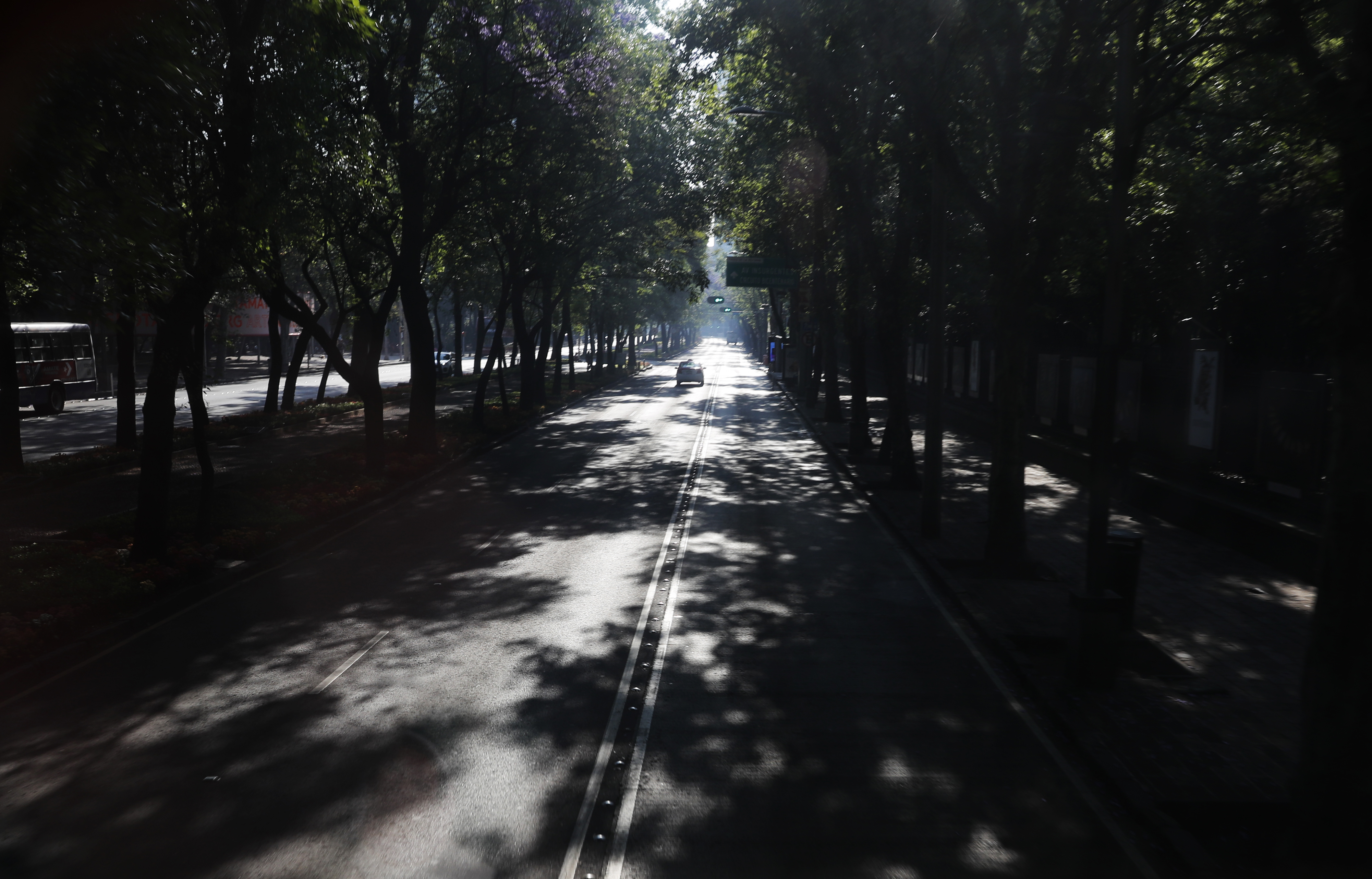 Un automóvil conduce en la avenida Reforma de la Ciudad de México casi vacía, el domingo 22 de marzo de 2020.