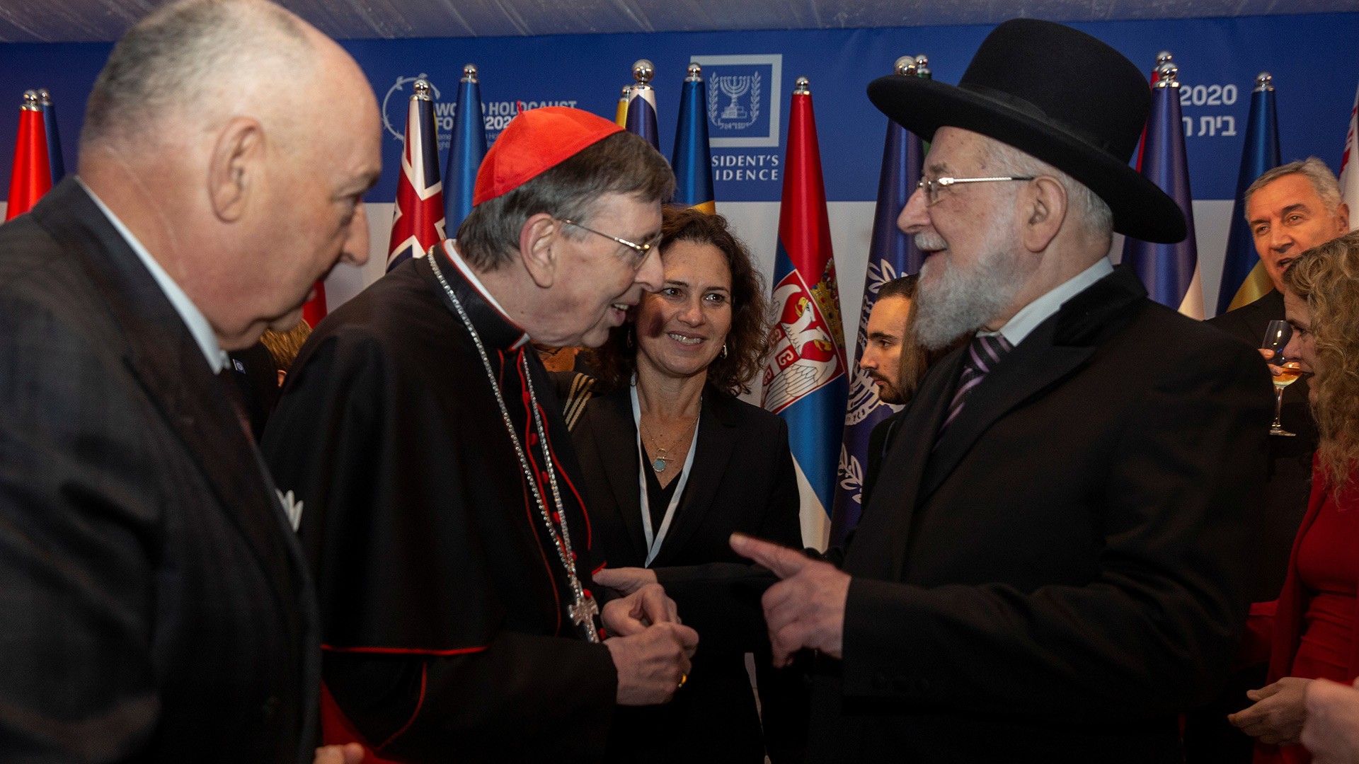 El sobreviviente del Holocausto Rabbi Yisrael Meir Lau habla con el obispo Kurt Koch, presidente del Consejo Pontificio para la Promoción de la Unidad Cristiana (Heidi Levine/Pool via REUTERS)