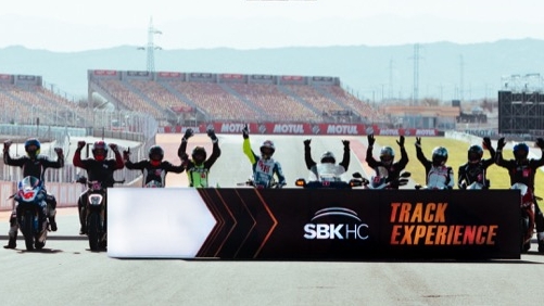 Los pilotos amateurs que gracias al SBK Hospitality Club Track Experience usaron su propia moto en el Circuito El Villacum de San Juan, donde se disputa una de la grandes pruebas del motociclismo profesional (Prensa WorldSBK San Juan)