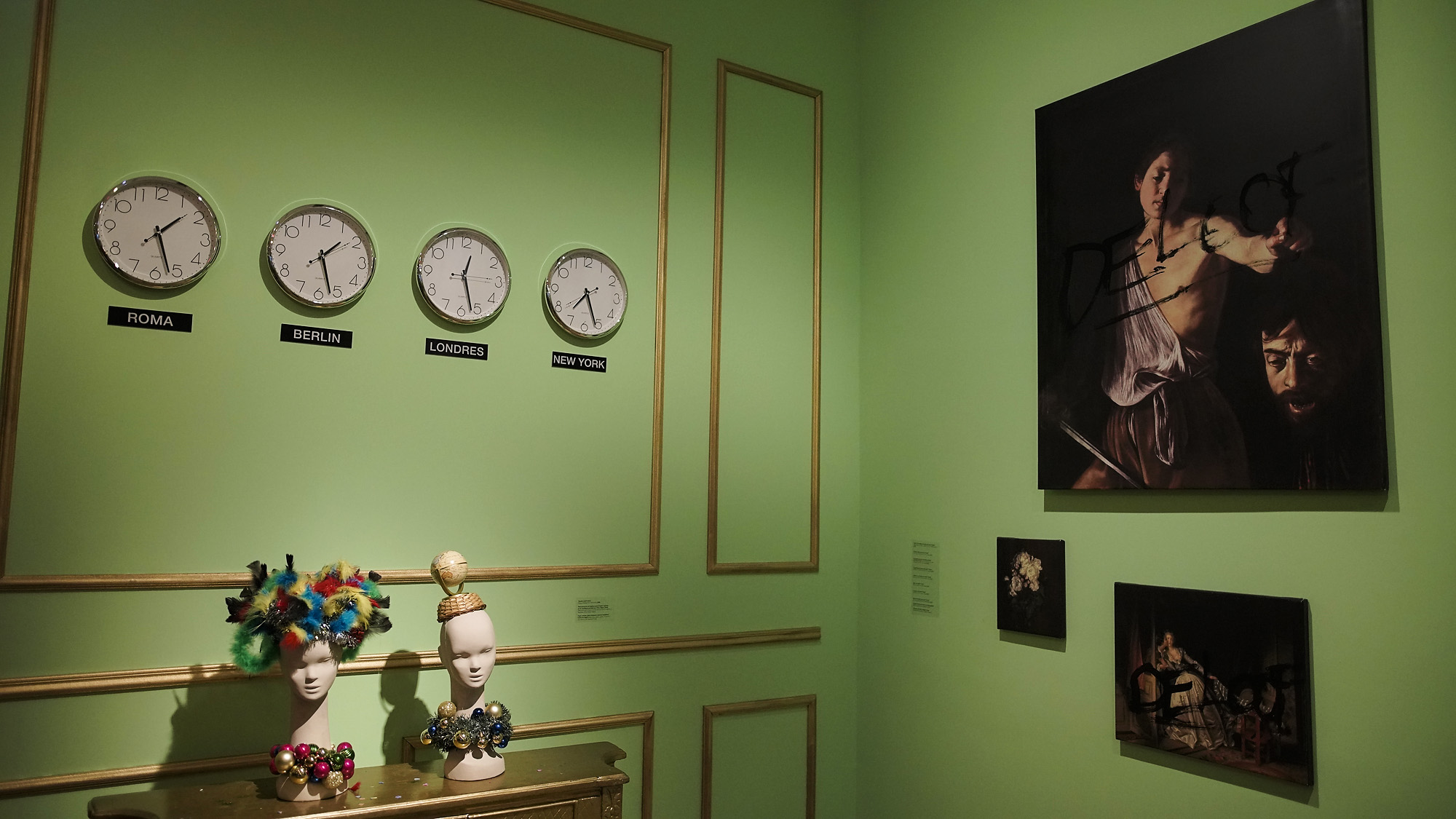 Sergio De Loof fue parte de la generación de artistas que crearon una moda de autor en Buenos Aires, a comienzos de los años 90, realizando numerosos desfiles performáticos en los que participaban modelos no convencionales, con prendas realizadas en materiales alternativos, basura y ropa donada. Entre estos, se destacan Latina Winter by Cottolengo Fashion (1989), Encantadores vestidos (1990) y Cualquier Chanel (1994), entre muchos otros