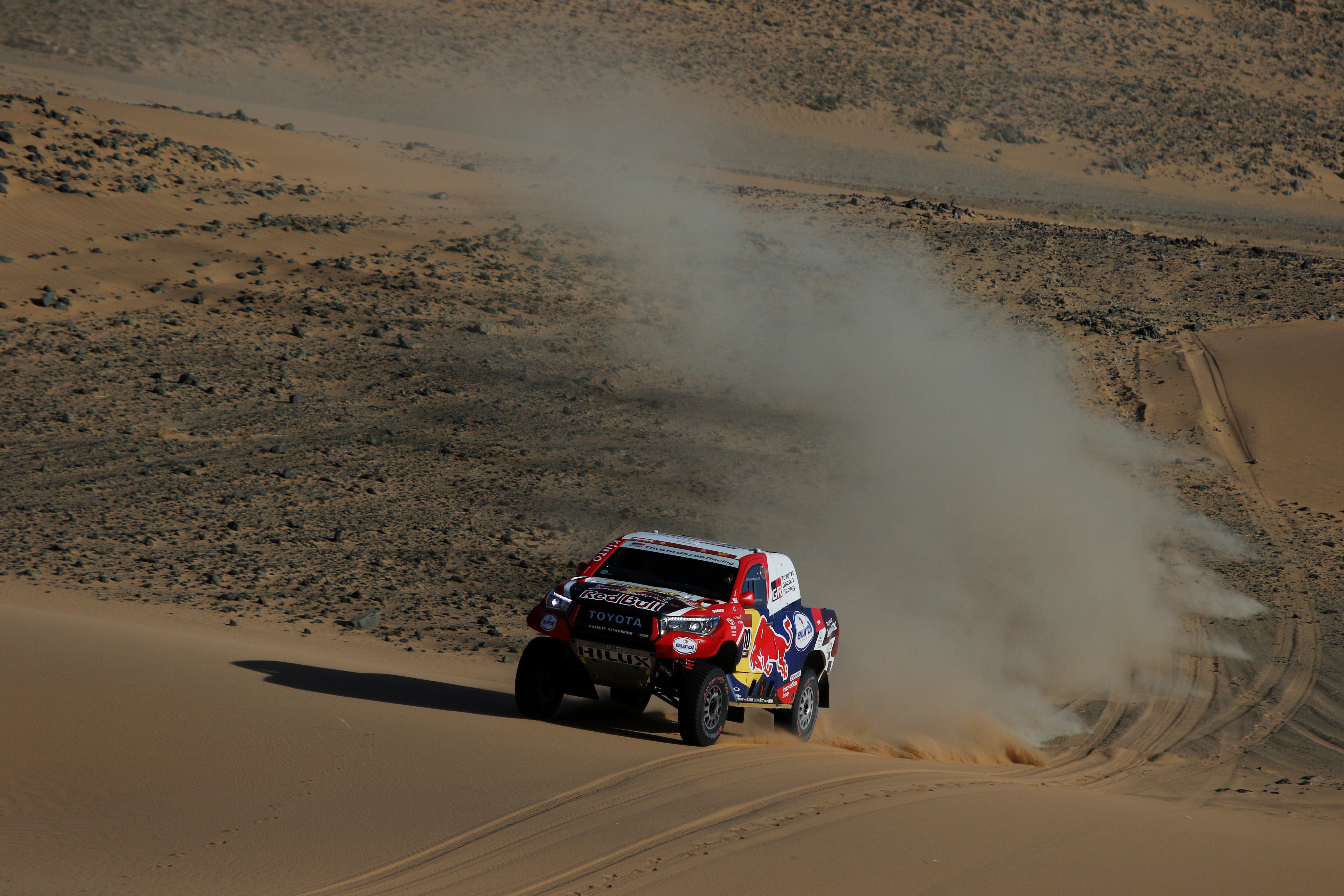 Sainz tiene ahora 6 minutos y 40 segundos de ventaja con el qatarí (Toyota) y 13:09 con la leyenda francesa, su compañero en Mini.