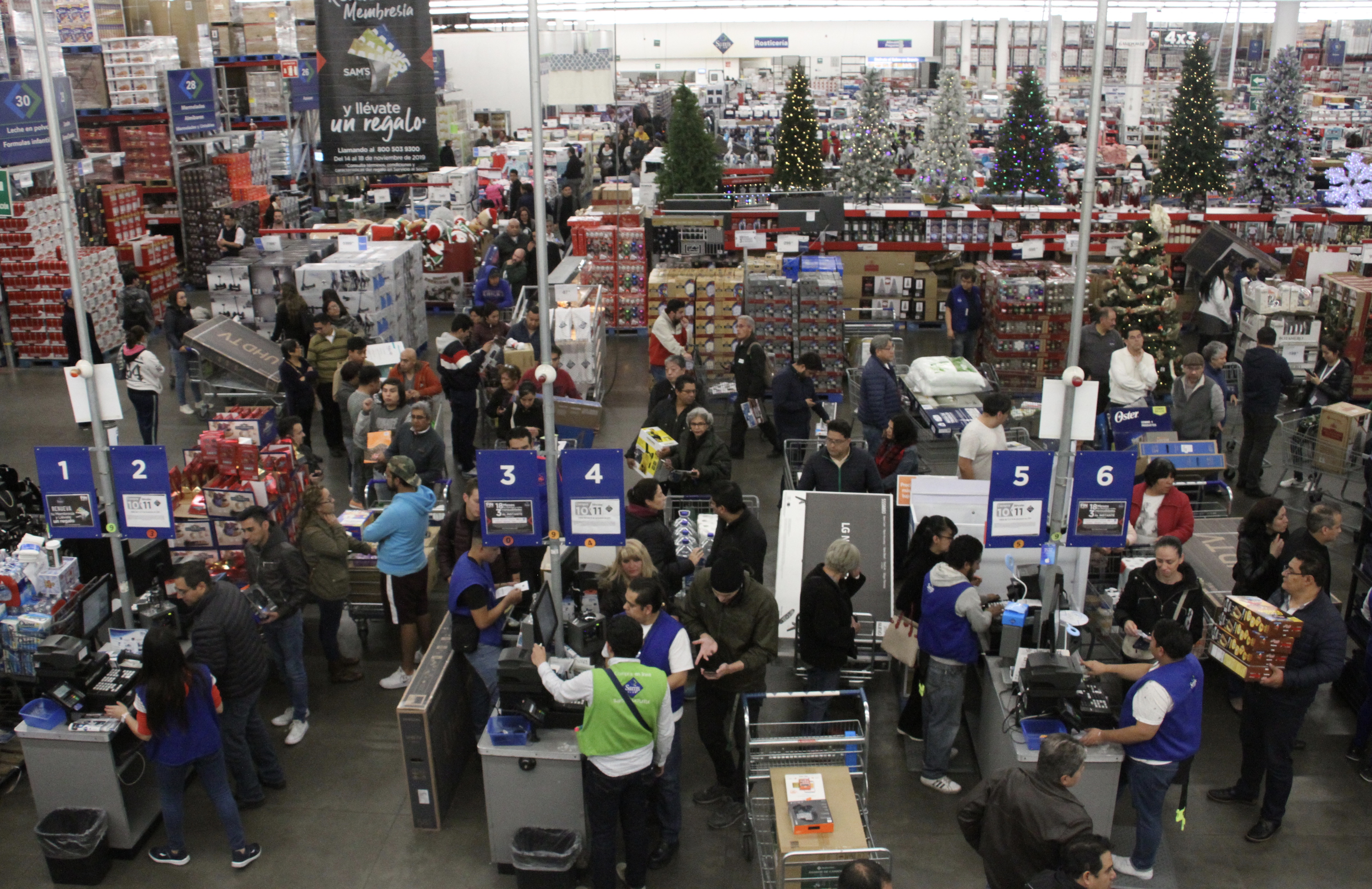 Las cajas de las tiendas se llenan de compradores (Foto: Cuartoscuro)