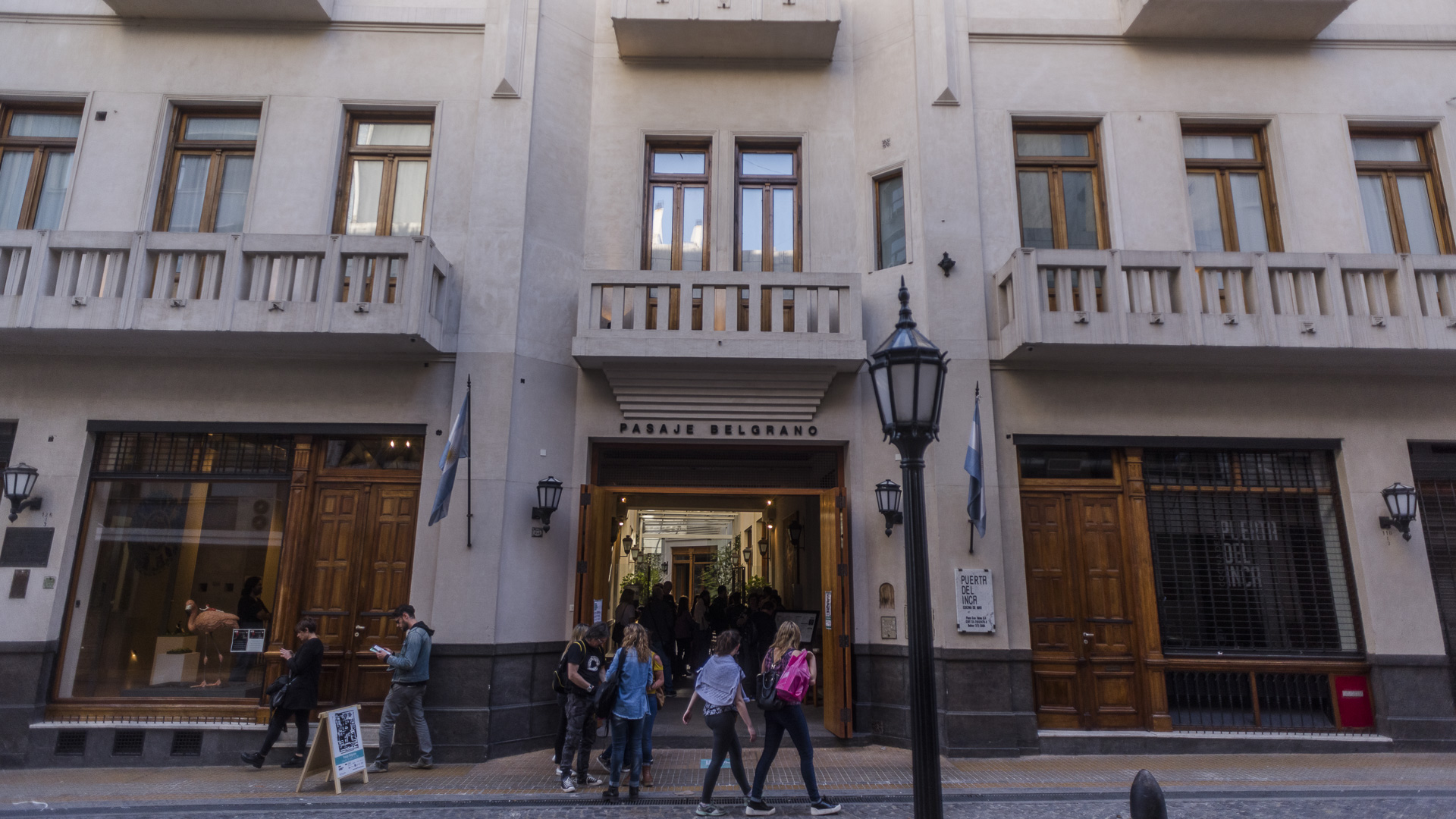 PASAJE BELGRANO. El edificio constituía originalmente un pasaje con entrada por las calles Bolivar y Belgrano, rodeado por viviendas de renta en los pisos superiores y locales comerciales en planta baja