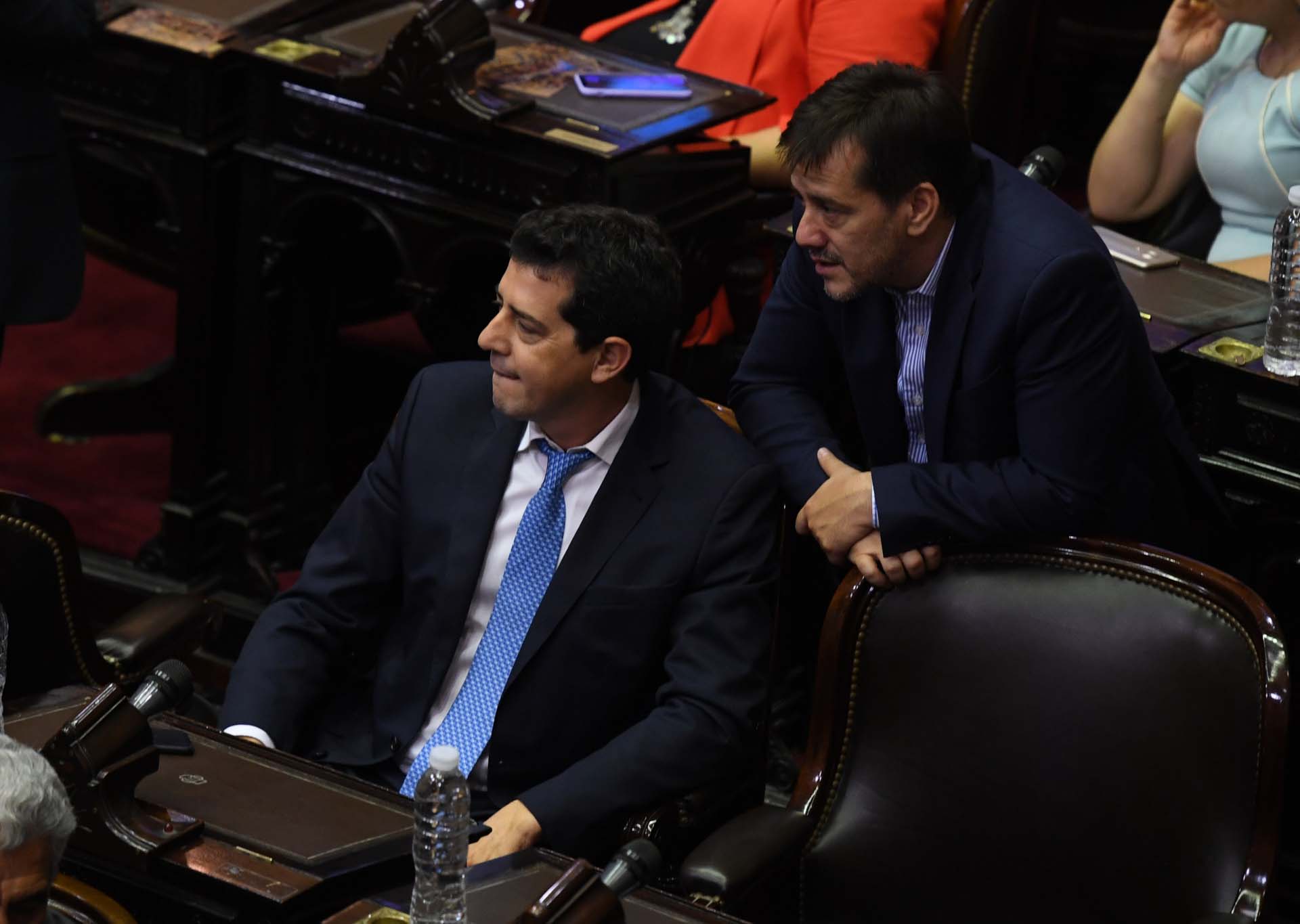 El senador Mariano Recalde dialoga con